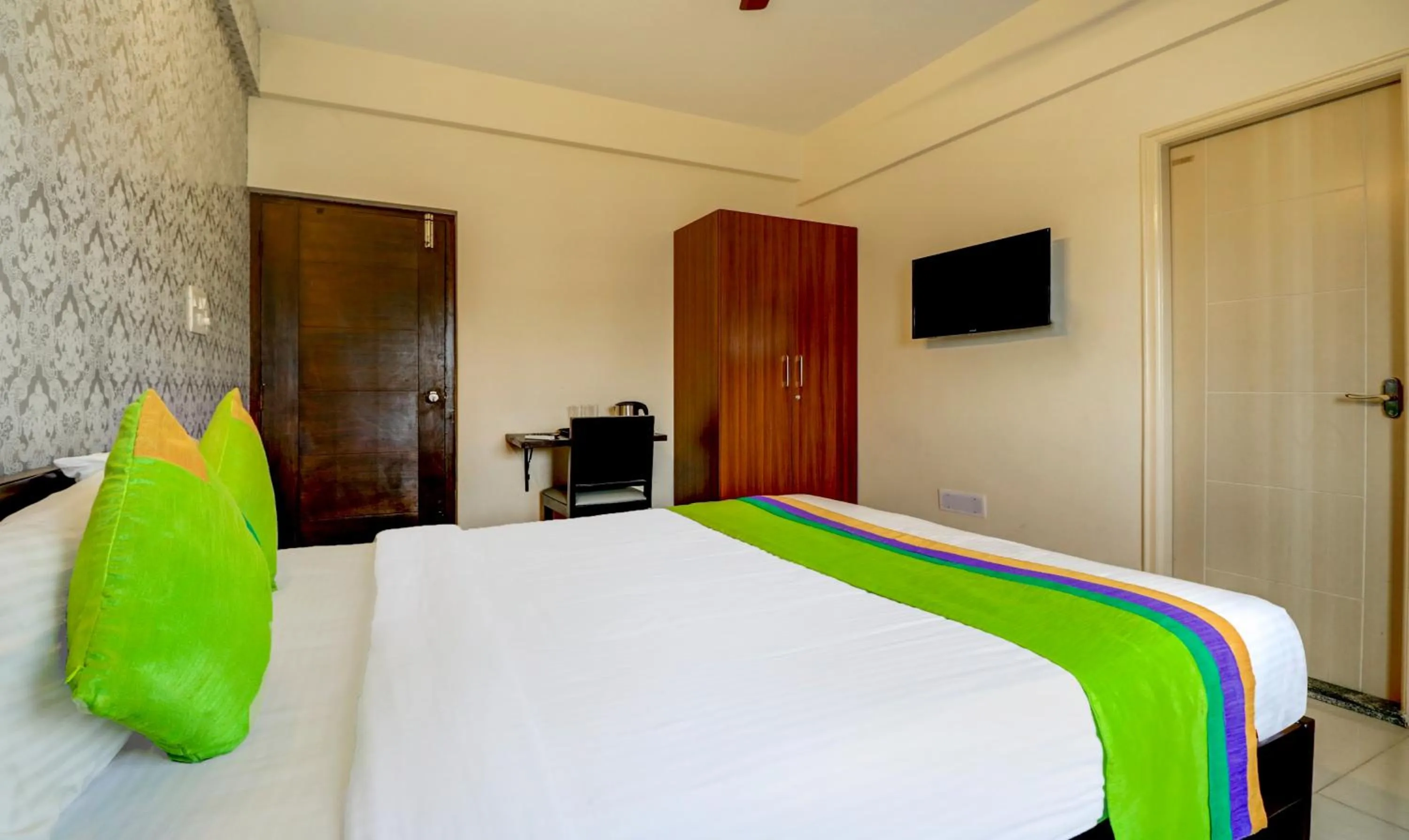 Bedroom, Bed in Treebo 12 Degrees West, Domlur