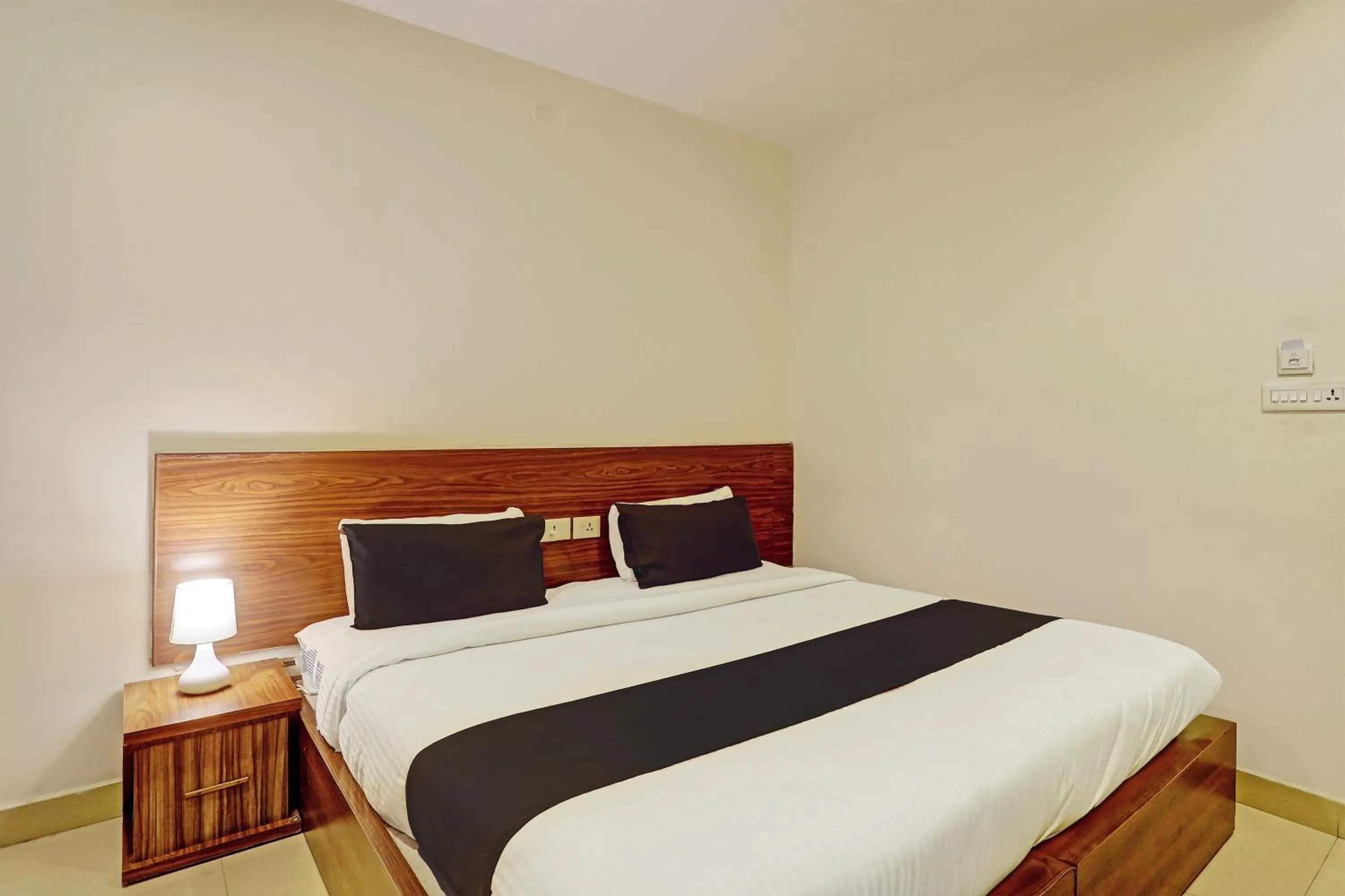 Lobby or reception, Bed in Collection O SSR Royal Suites