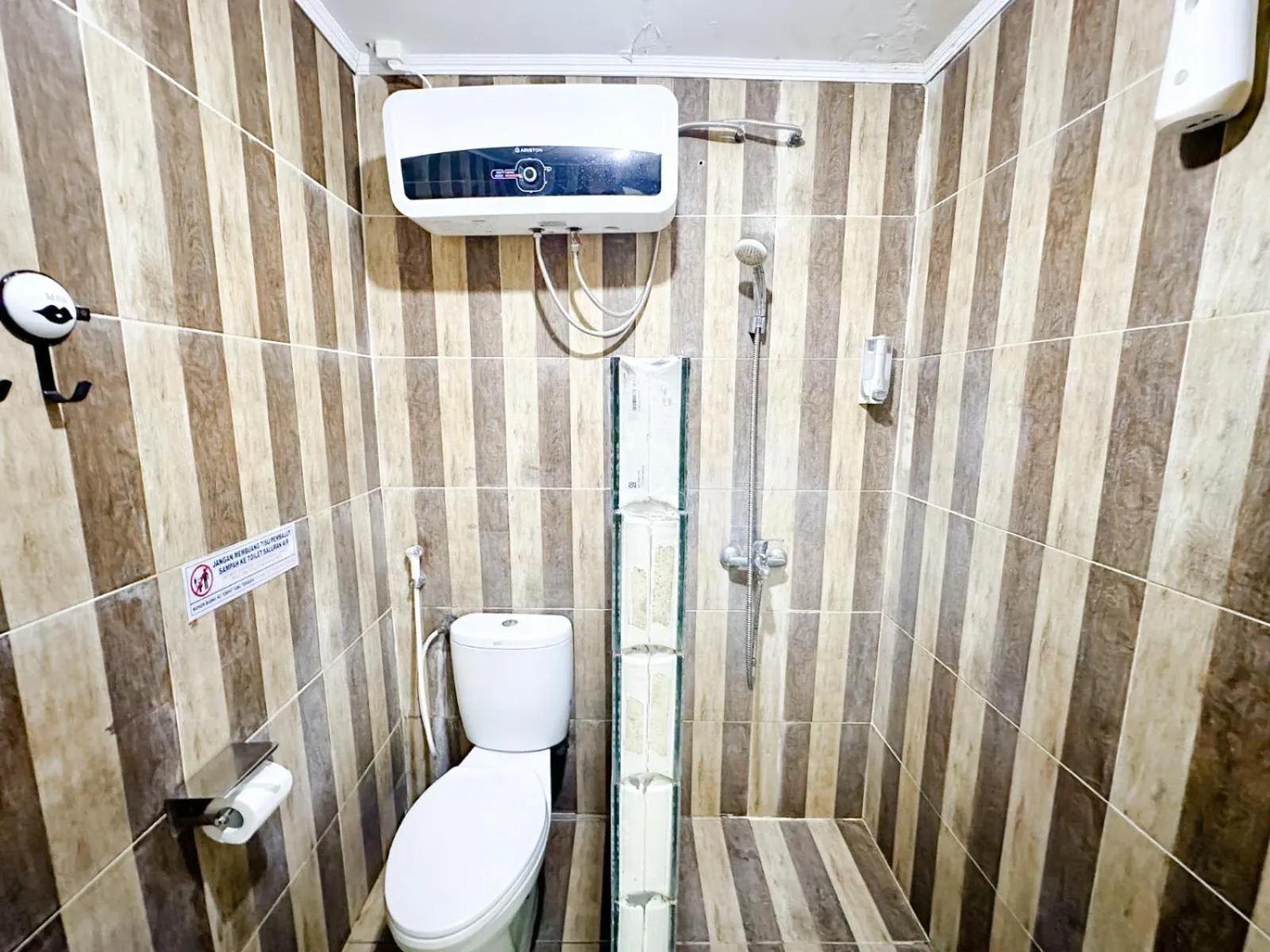Toilet in Otu Hostel By Ostic