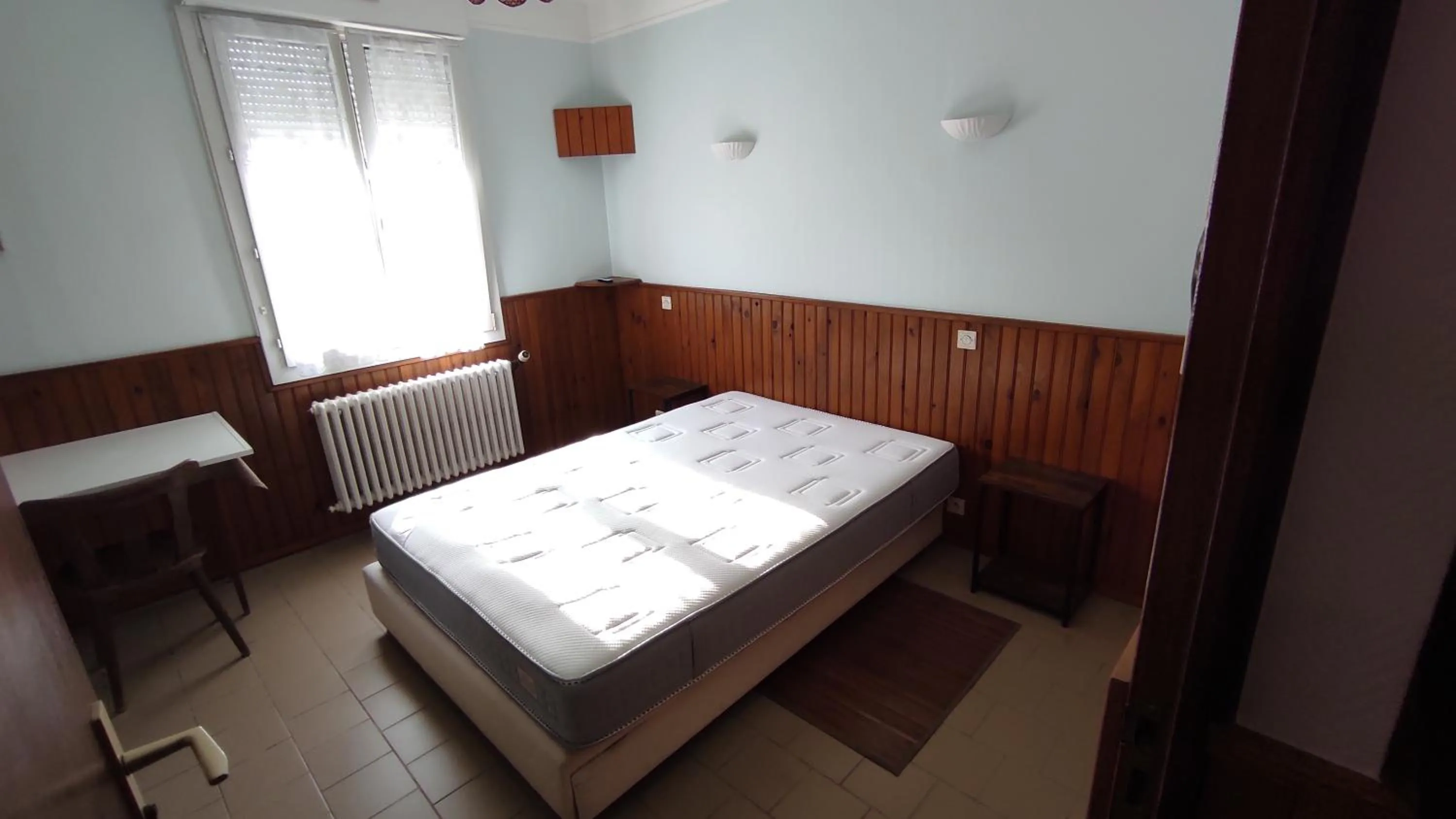 Bed in Hôtel de la Place