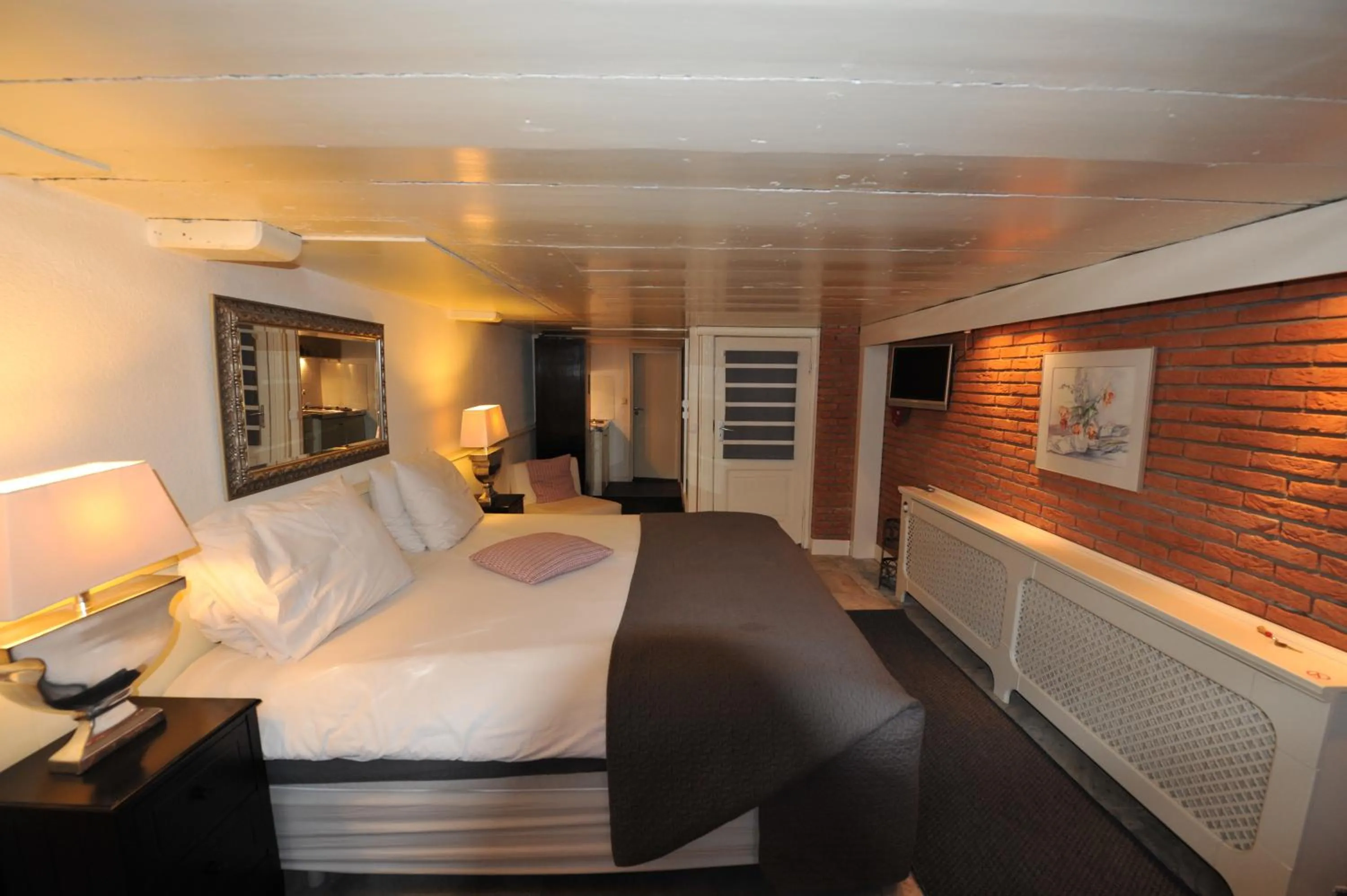 Photo of the whole room, Bed in The Posthoorn Amsterdam