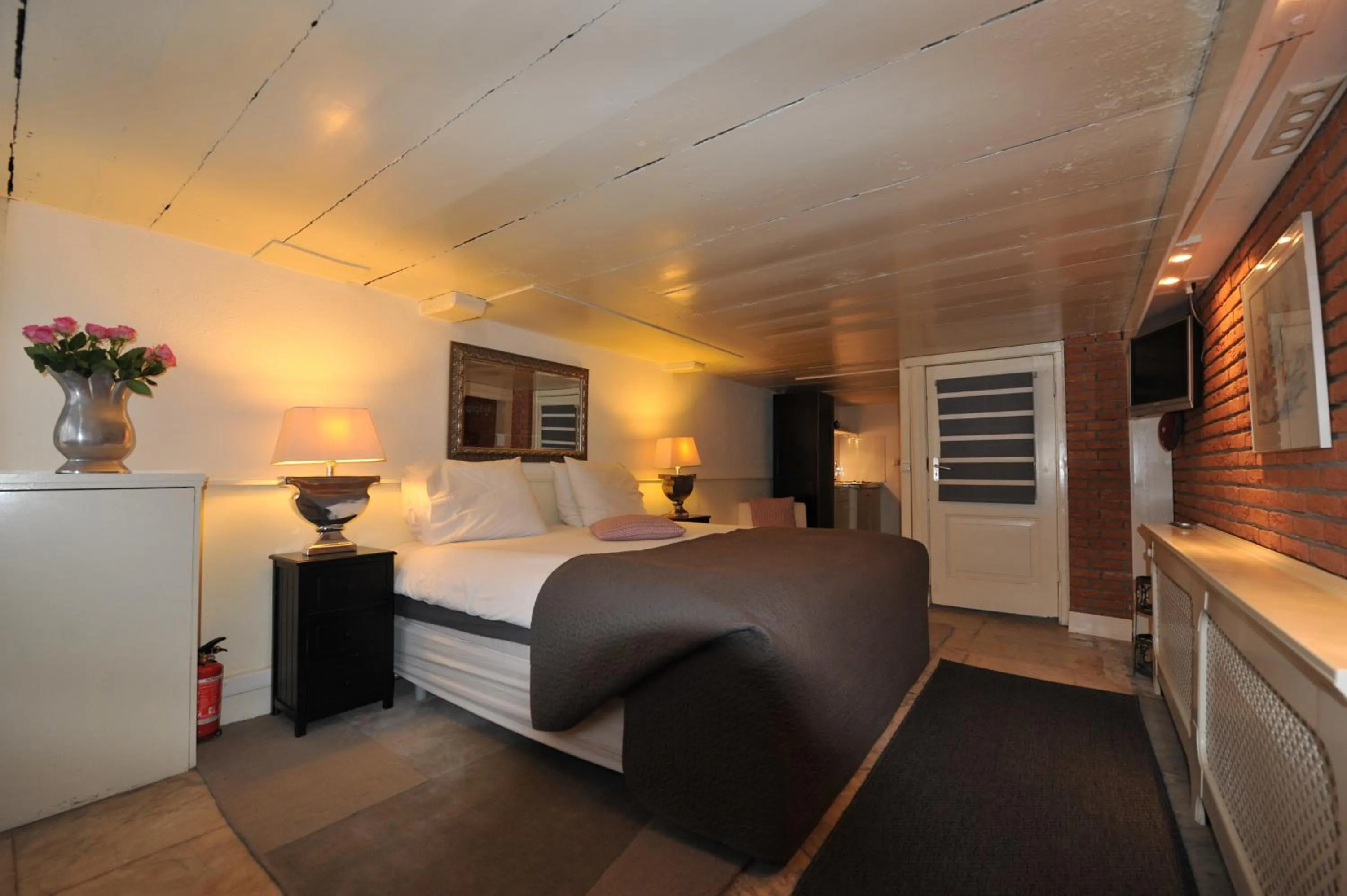 Photo of the whole room, Bed in The Posthoorn Amsterdam