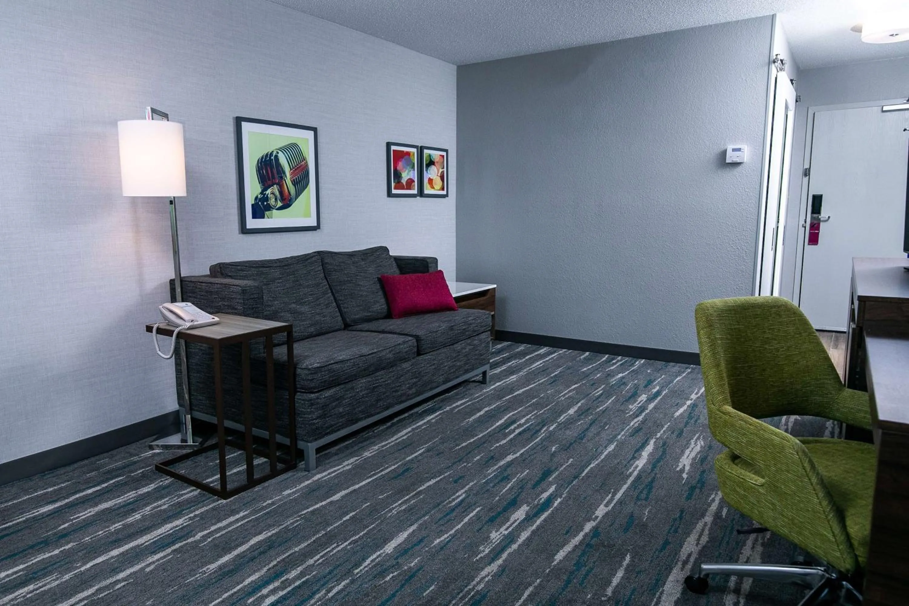 Living room in Hampton Inn Pickwick Dam-At Shiloh Falls