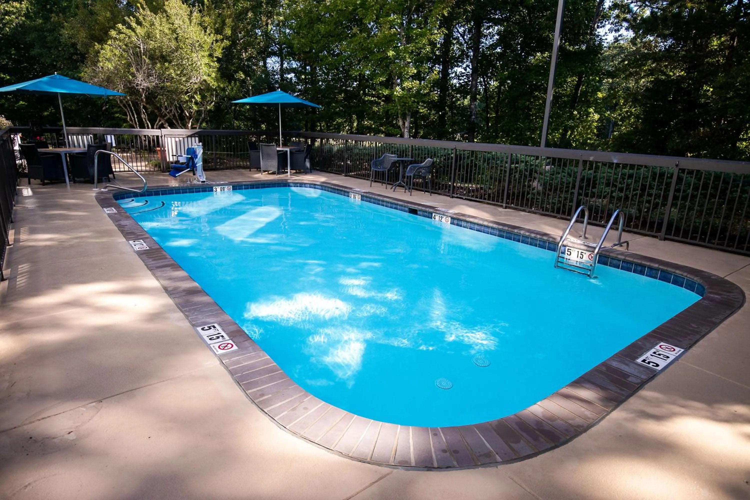 Pool view in Hampton Inn Pickwick Dam-At Shiloh Falls