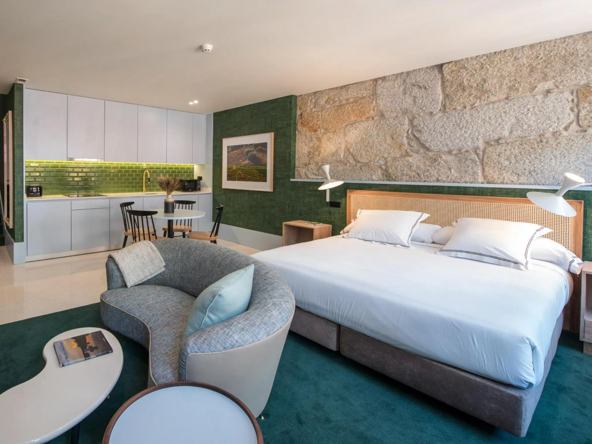 Kitchen or kitchenette, Bed in Apartamentos The Arc Carrís