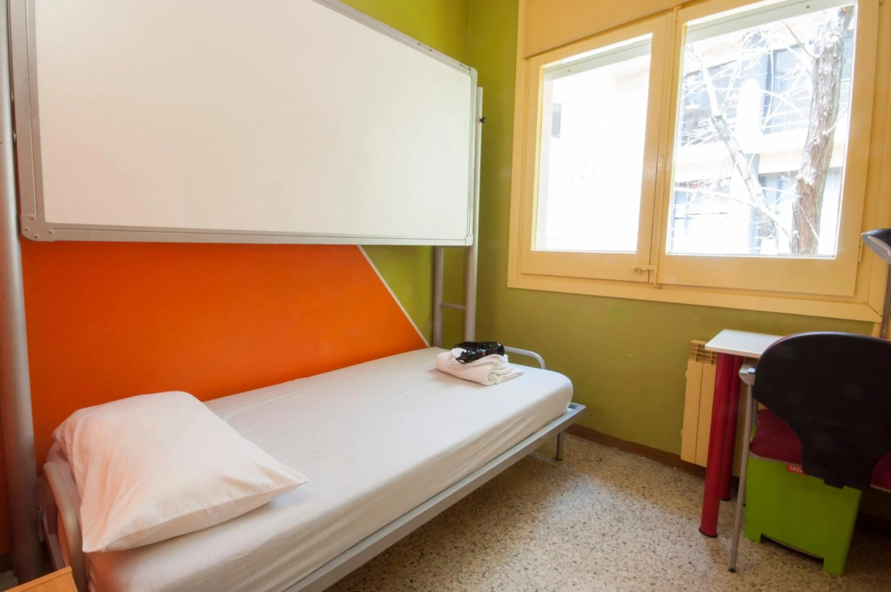 Photo of the whole room, Bed in Residencia Albergue Studio