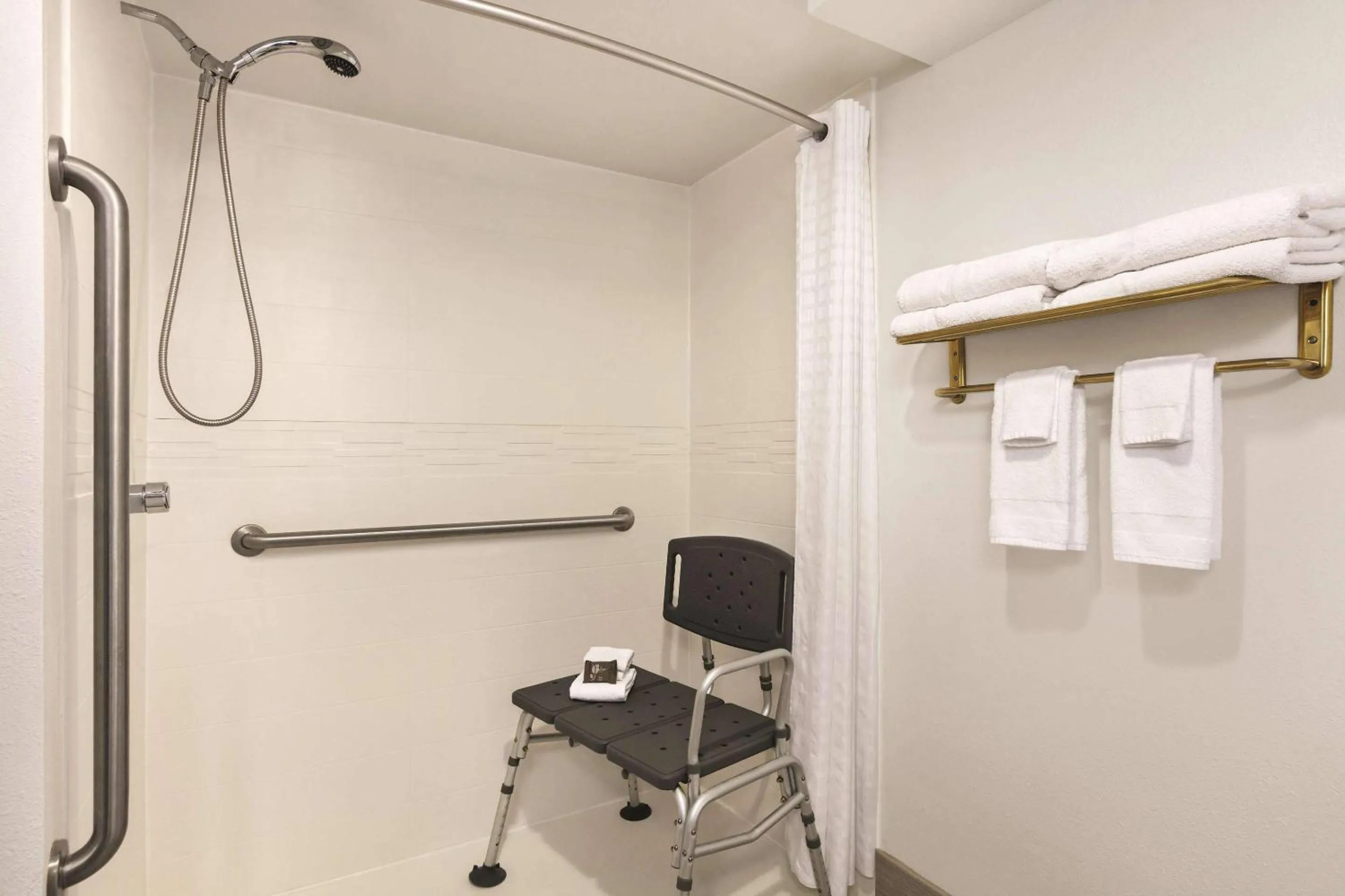 Bedroom in Country Inn & Suites by Radisson, Williamsburg East Busch Gardens , VA