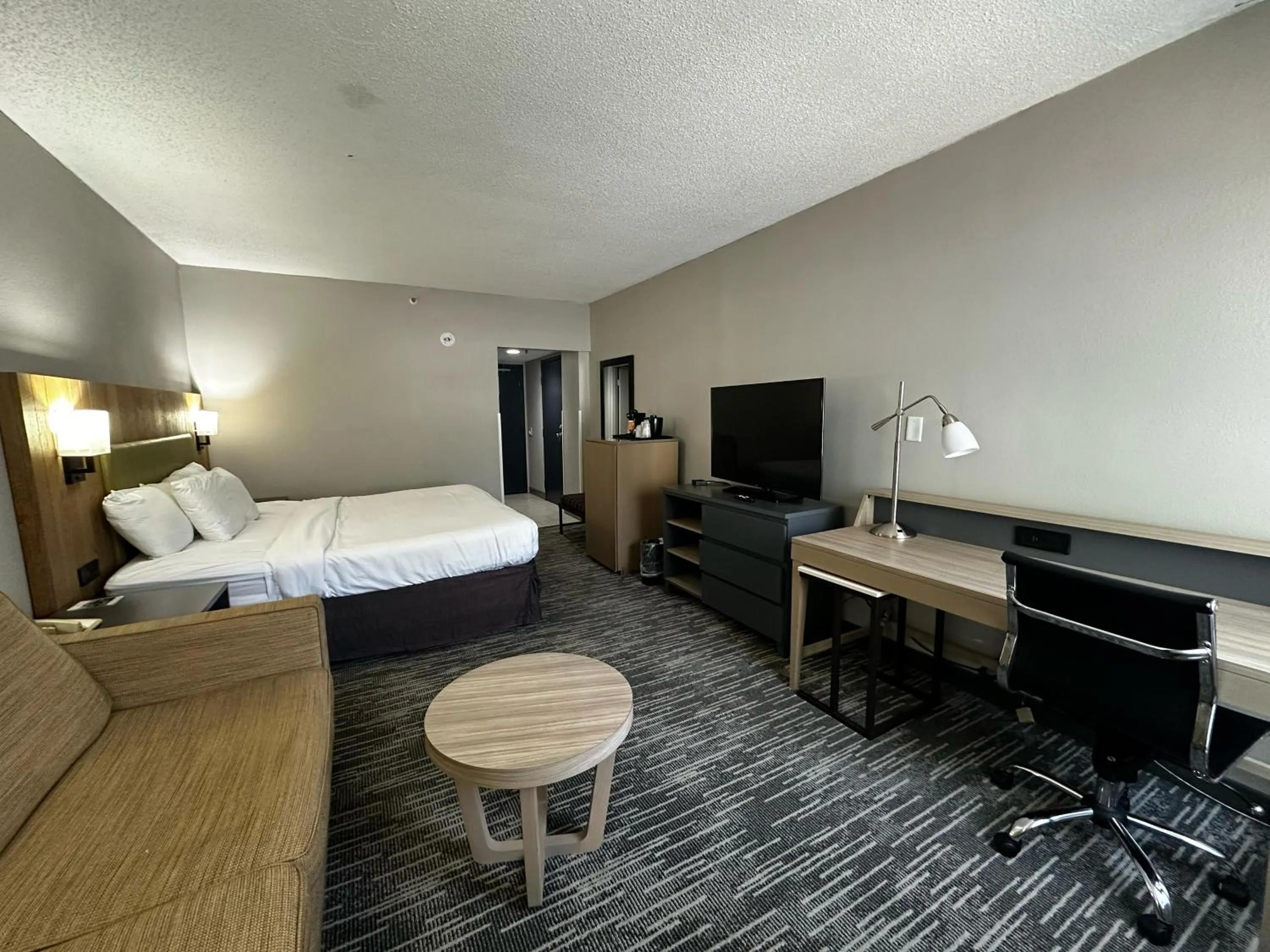 Bedroom, Bed in Country Inn & Suites by Radisson, Williamsburg East Busch Gardens , VA