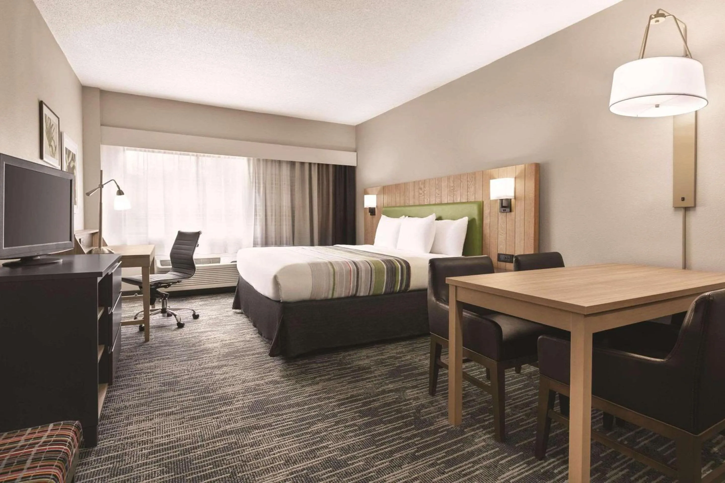 Bedroom, Bed in Country Inn & Suites by Radisson, Williamsburg East Busch Gardens , VA