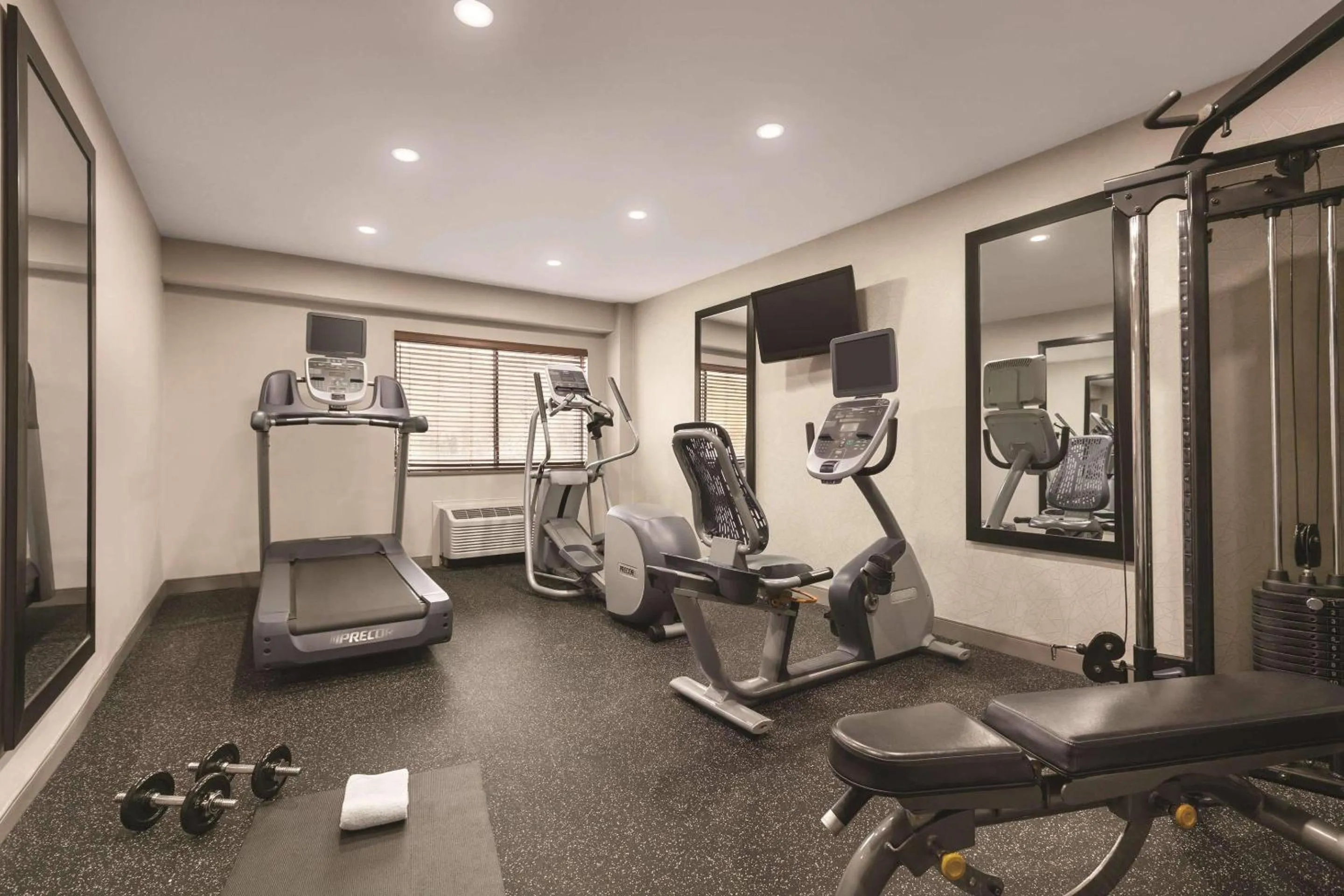 Fitness centre/facilities in Country Inn & Suites by Radisson, Williamsburg East Busch Gardens , VA