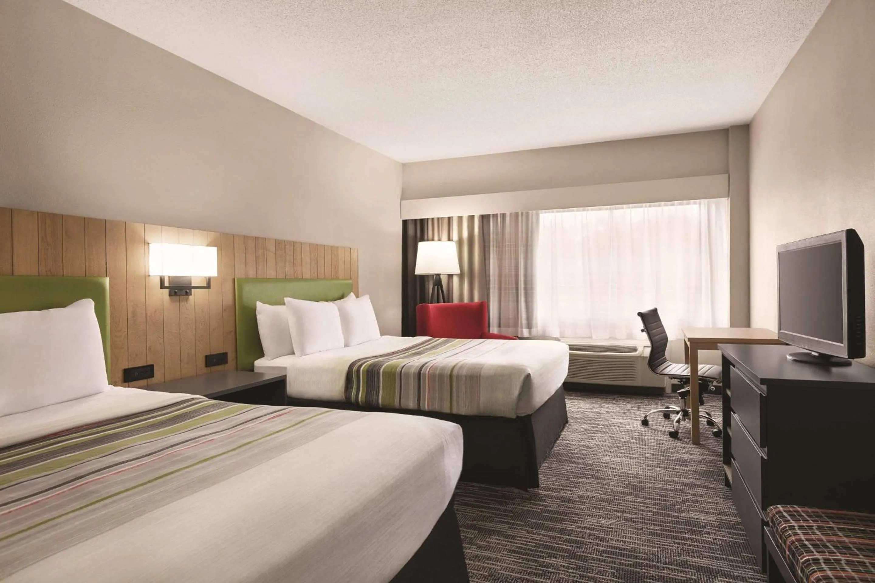 Bedroom, Bed in Country Inn & Suites by Radisson, Williamsburg East Busch Gardens , VA