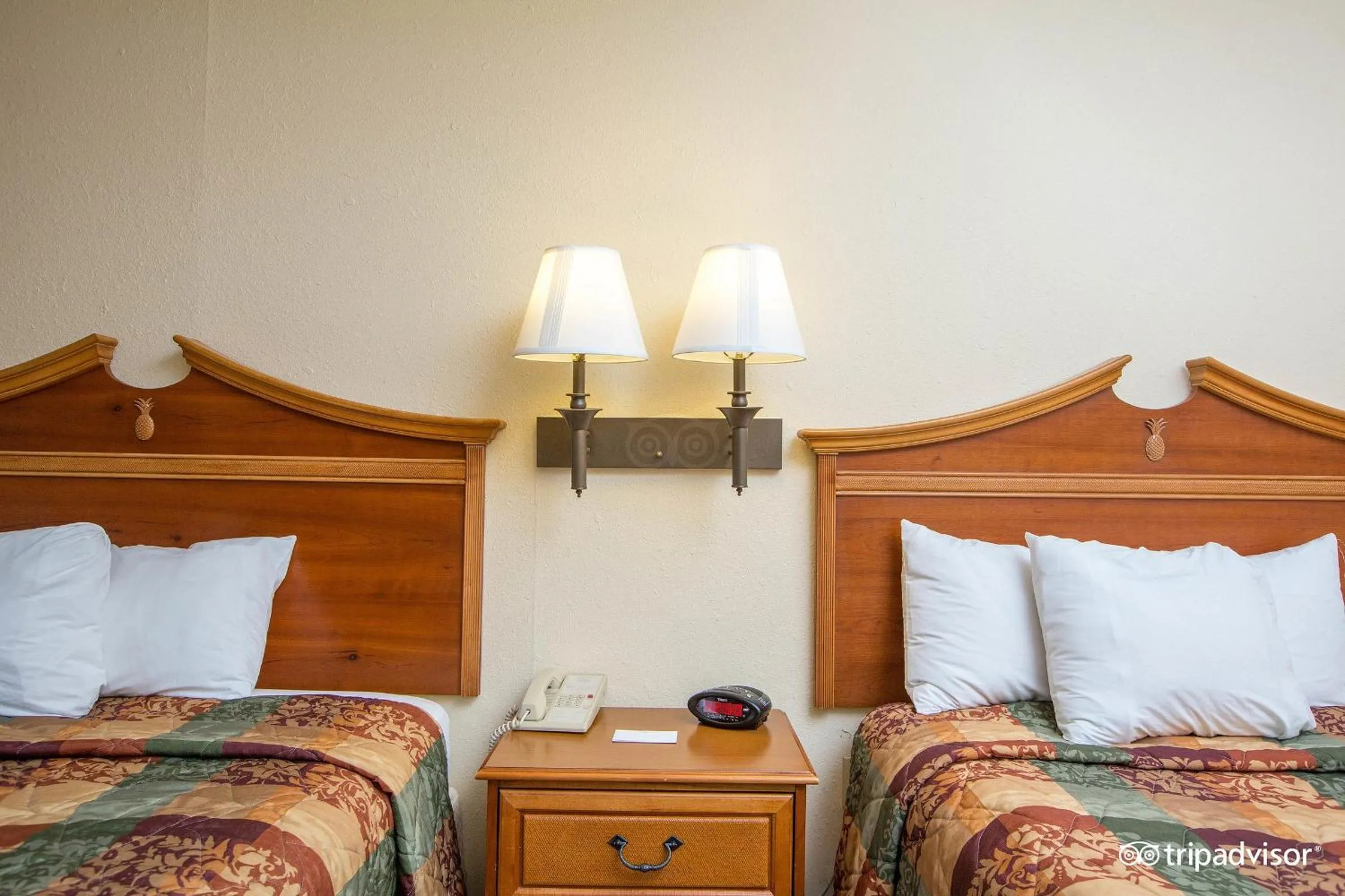 Bed in Country Inn & Suites by Radisson, Williamsburg East Busch Gardens , VA