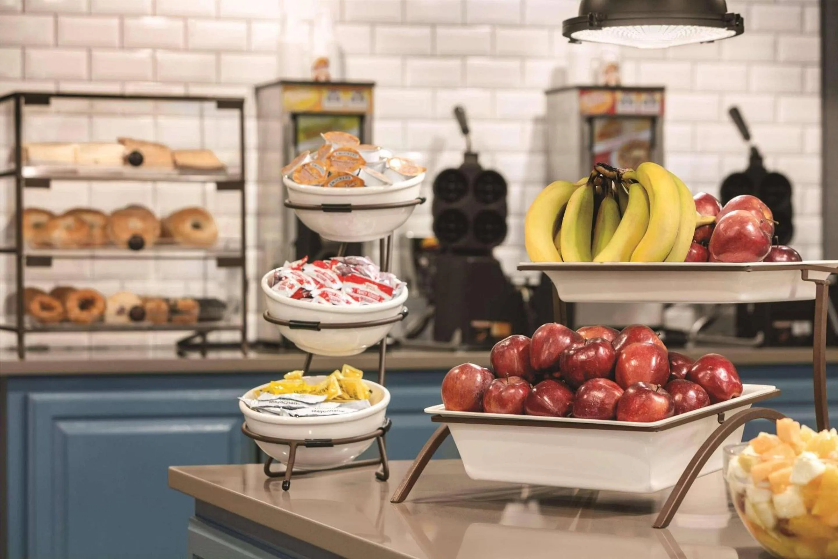 Breakfast in Country Inn & Suites by Radisson, Williamsburg East Busch Gardens , VA