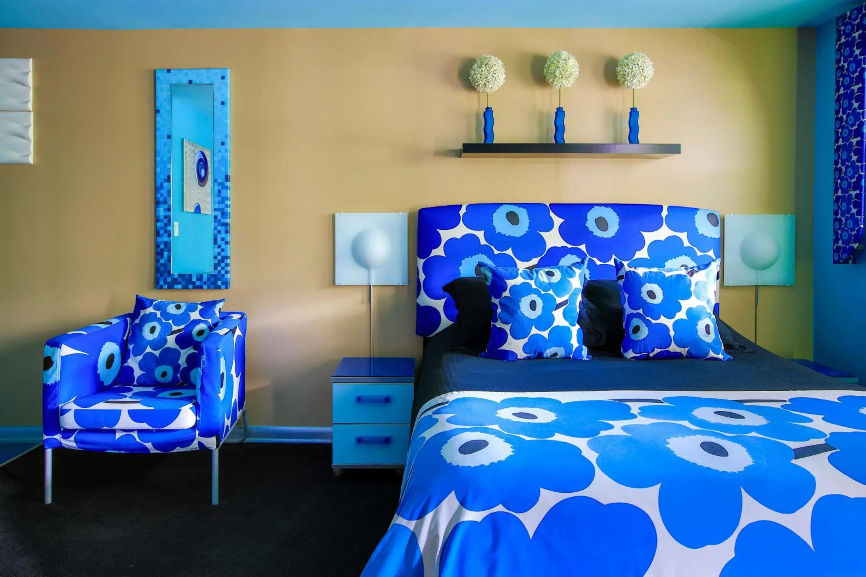 Classic Contemporary Queen in The Roxbury Classic Contemporary Queen in The Roxbury