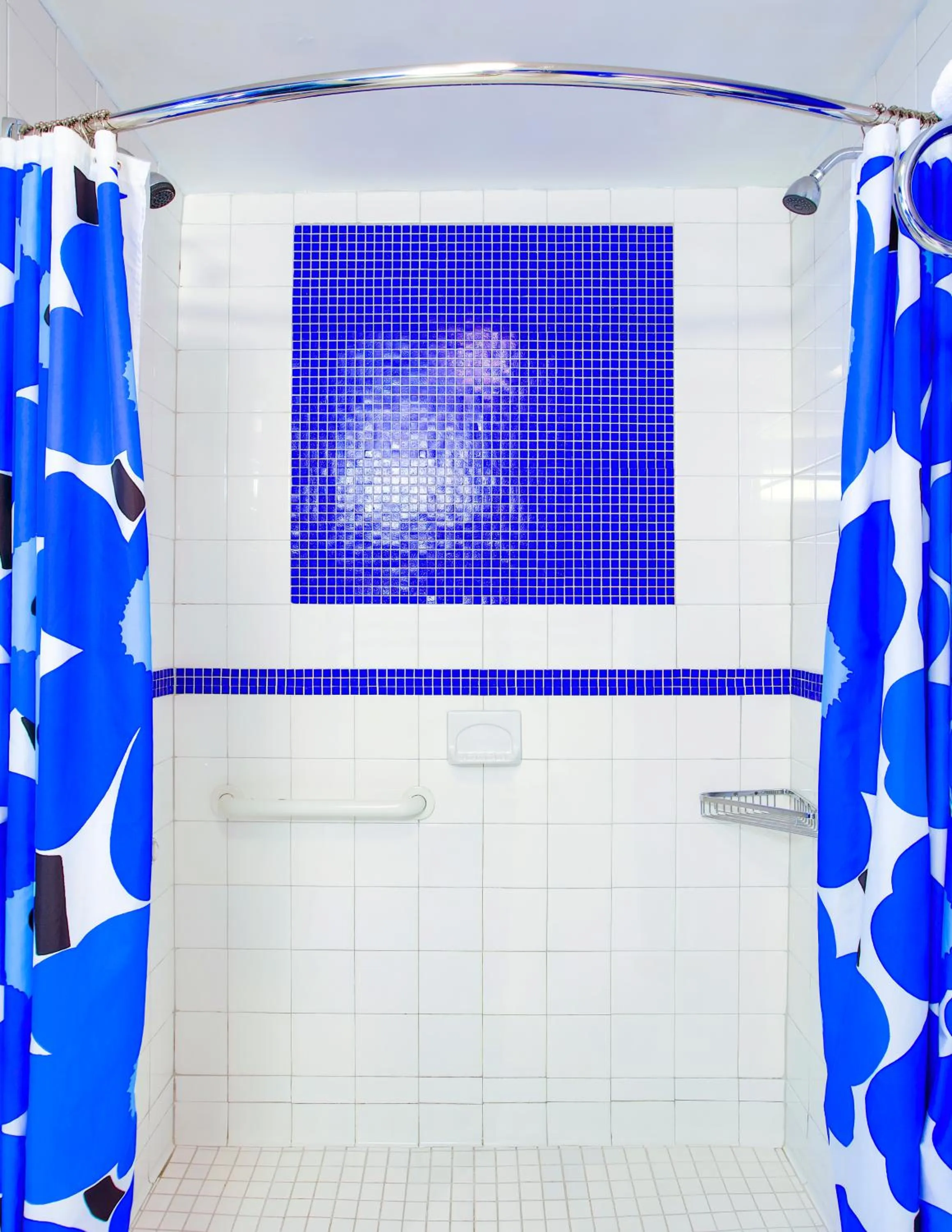 Shower in The Roxbury