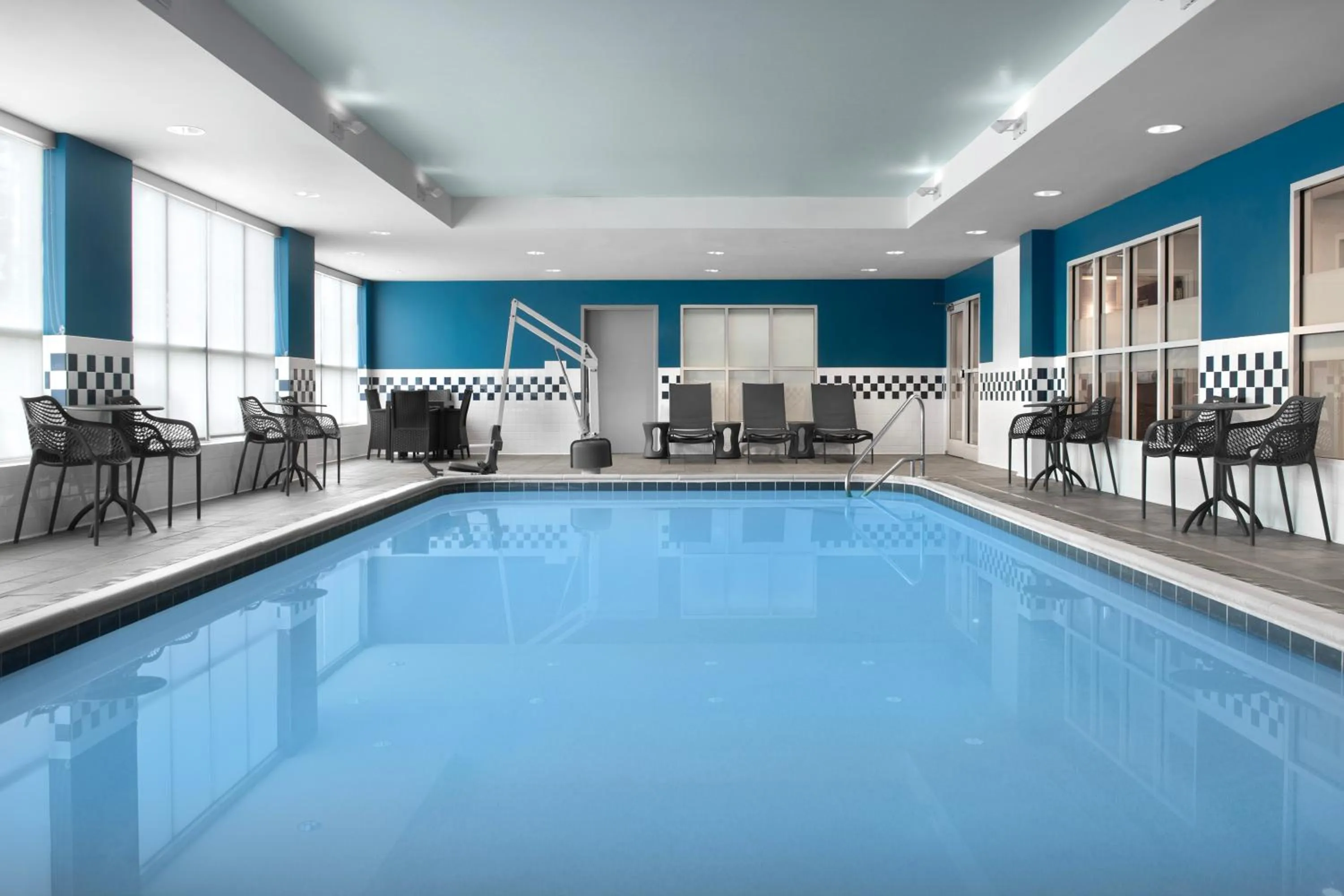Swimming pool in Hampton Inn Ithaca