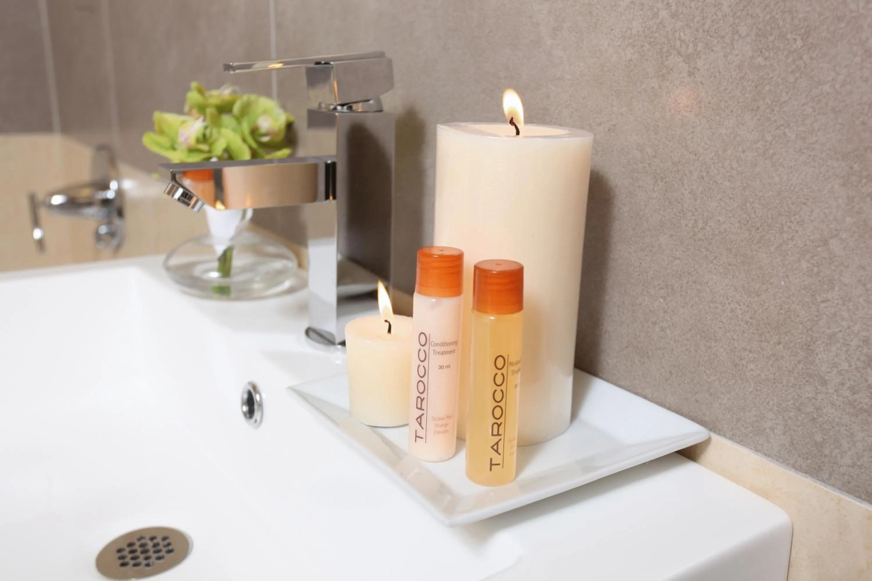 Bathroom in Pointe Plaza Hotel