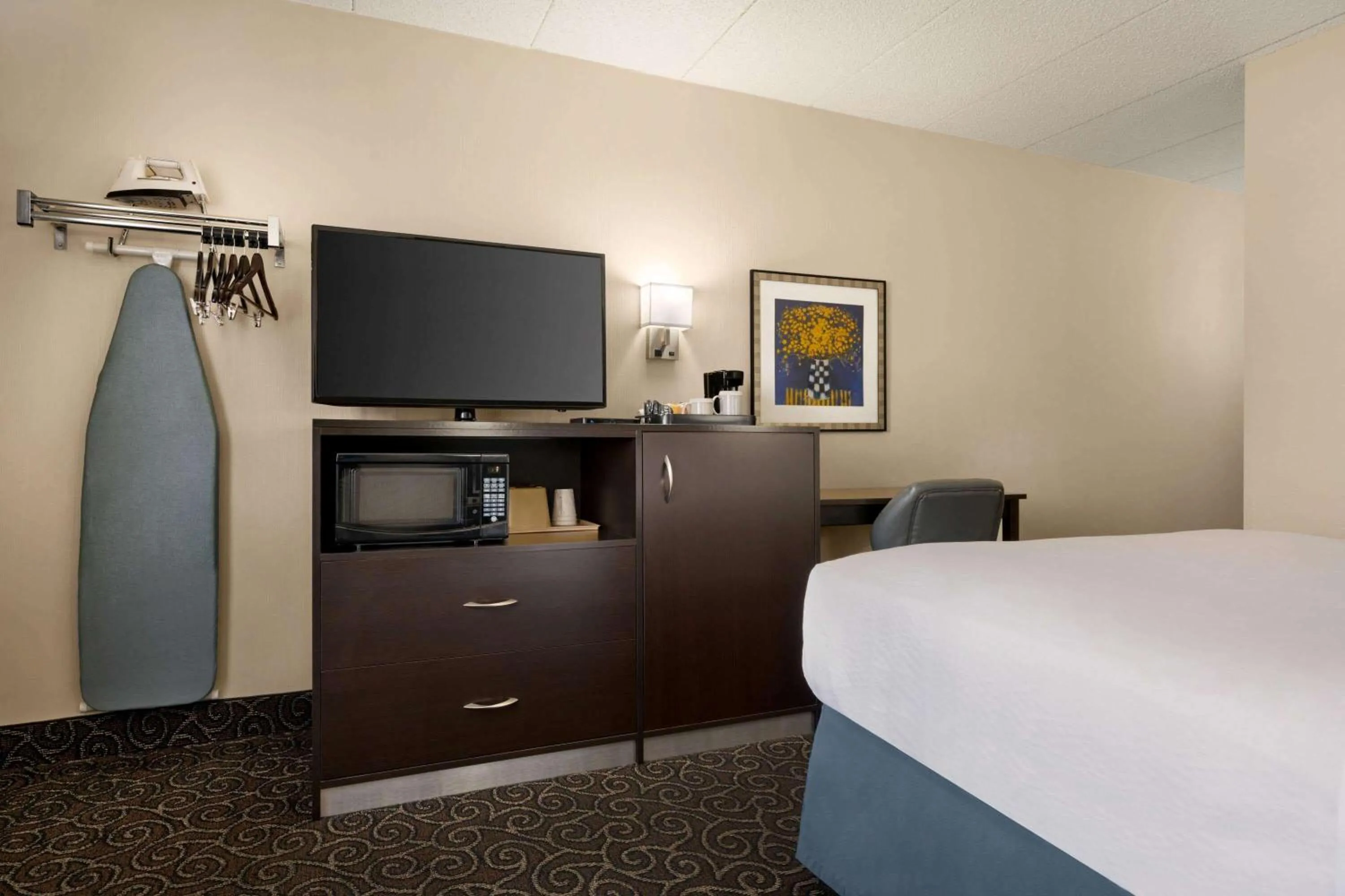 Bedroom, Bed in Days Inn by Wyndham Fort Collins