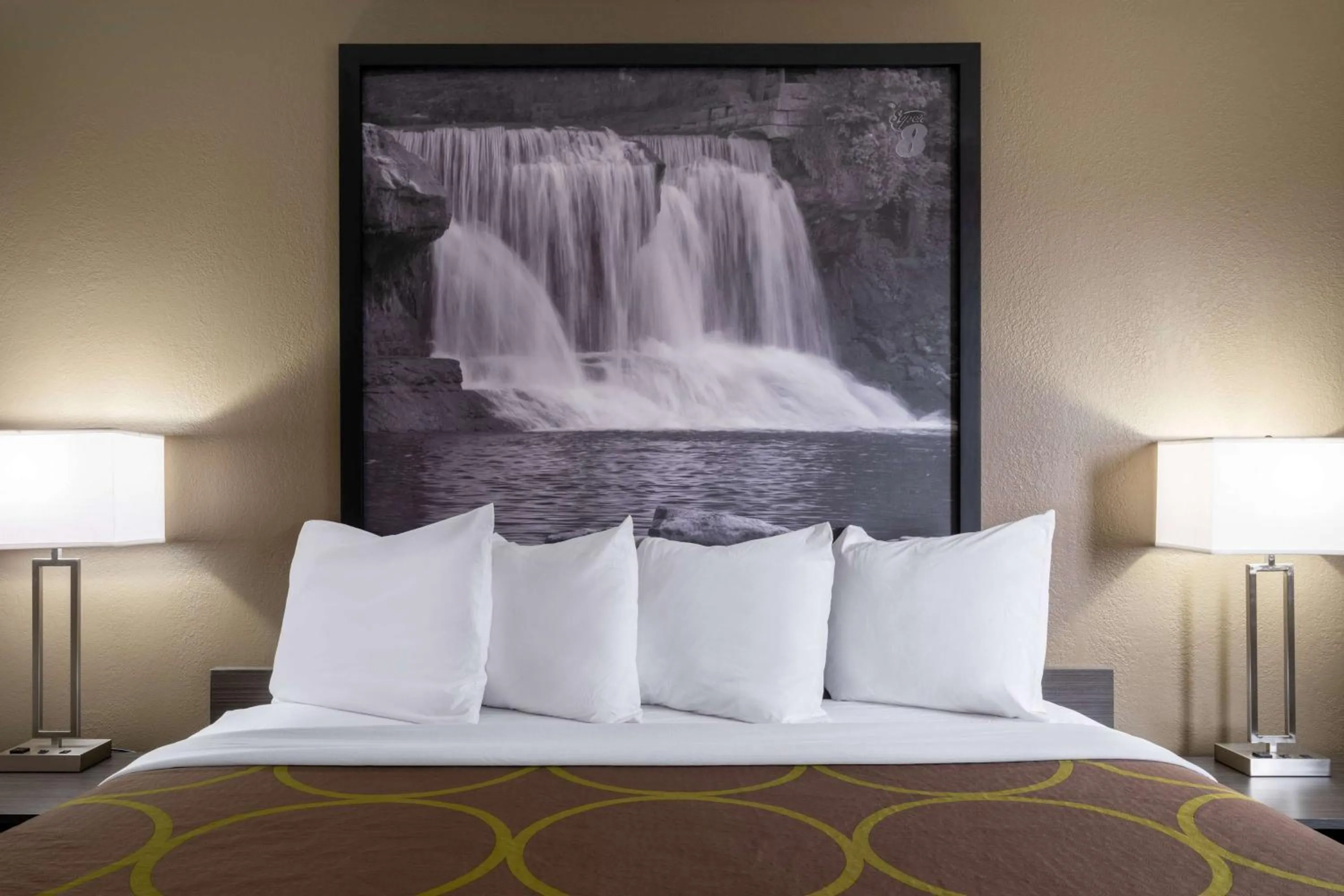 Photo of the whole room, Bed in Super 8 by Wyndham Merrillville