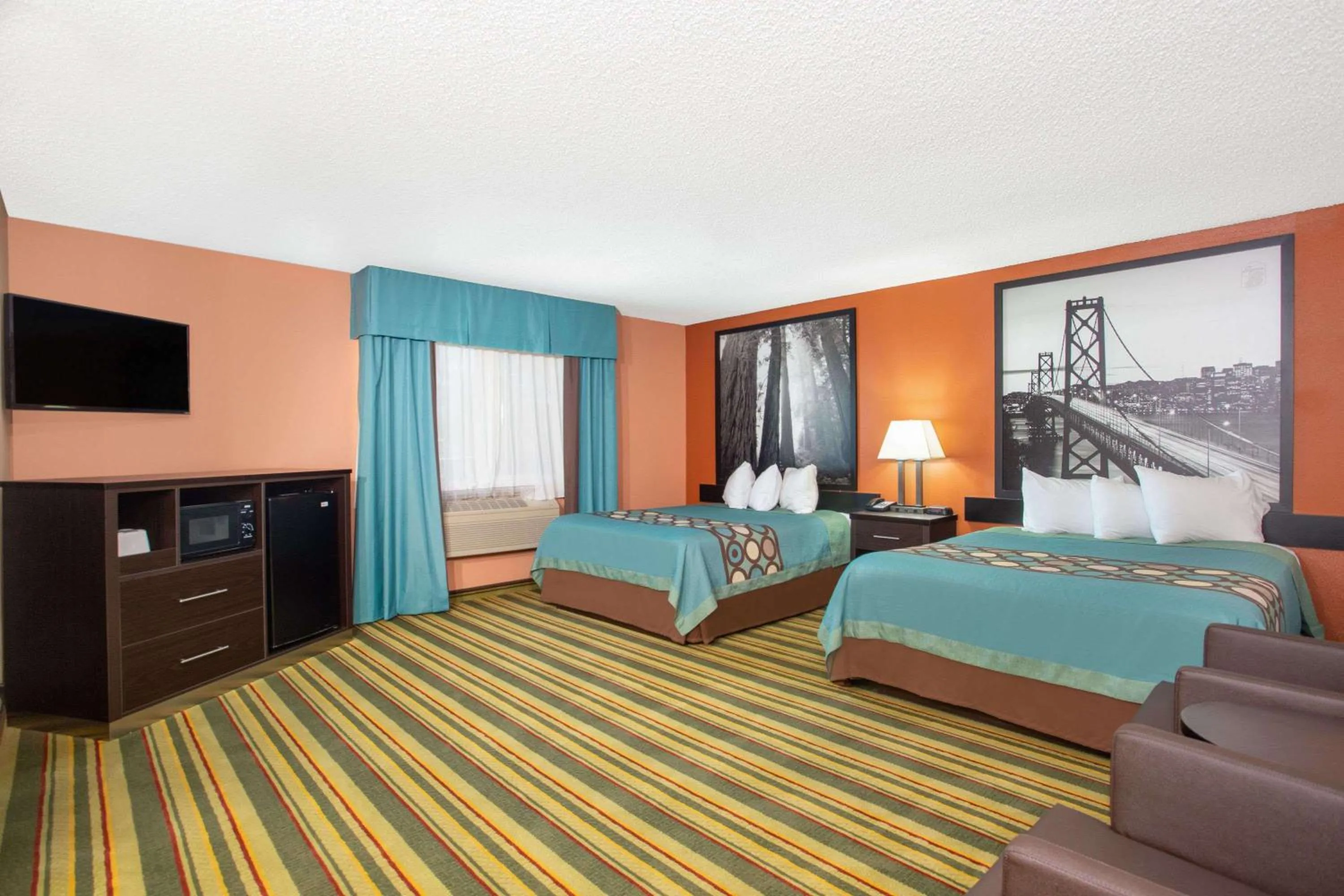 Photo of the whole room, Bed in Super 8 by Wyndham Chico