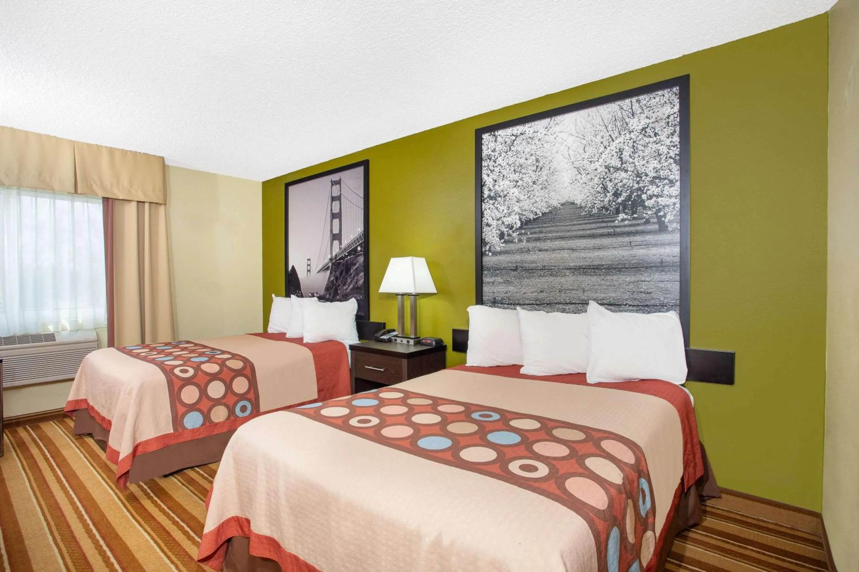 Photo of the whole room, Bed in Super 8 by Wyndham Chico