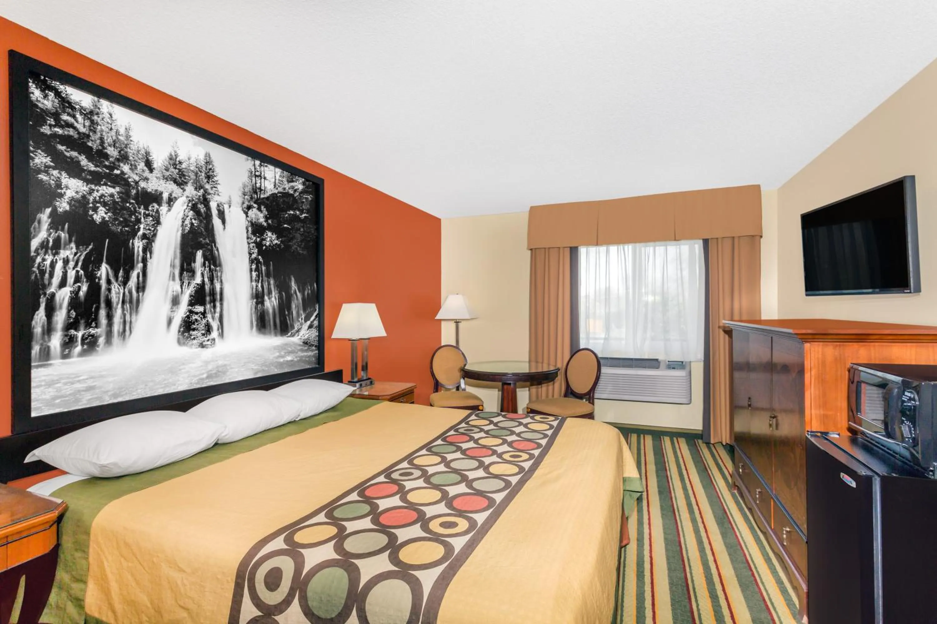 Bedroom, Bed in Super 8 by Wyndham Chico