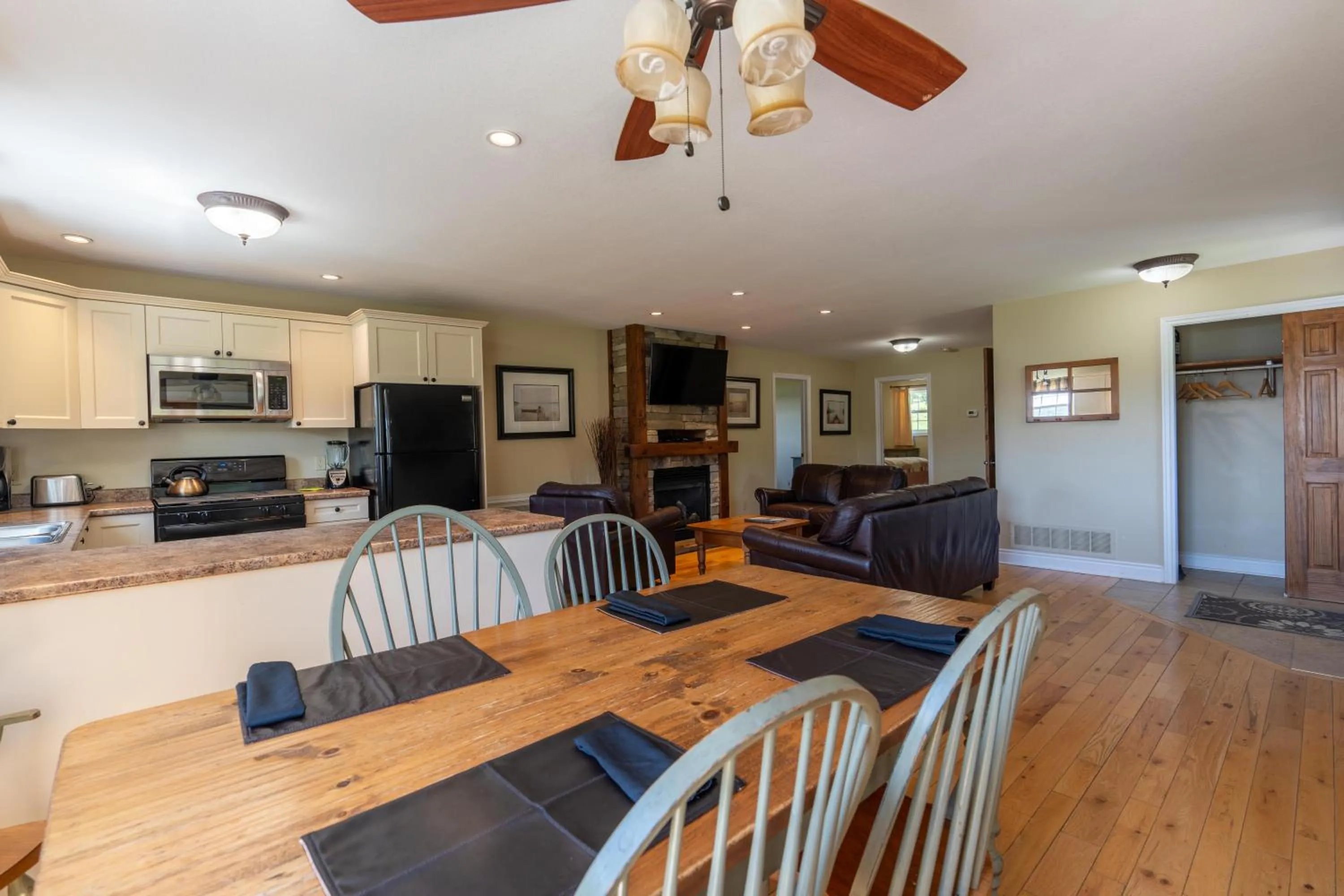 Dining area in Blue Water Acres
