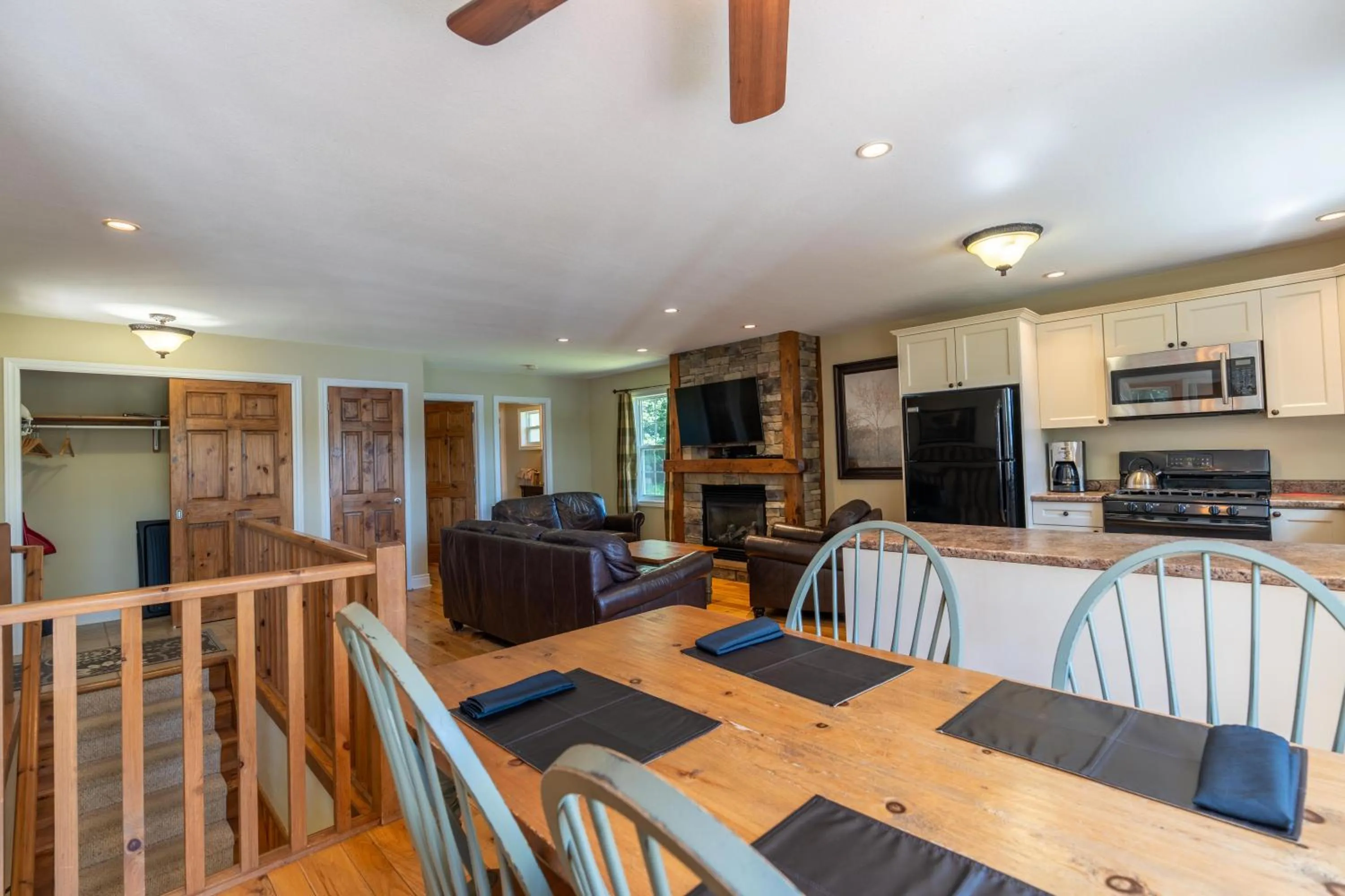 Dining area in Blue Water Acres