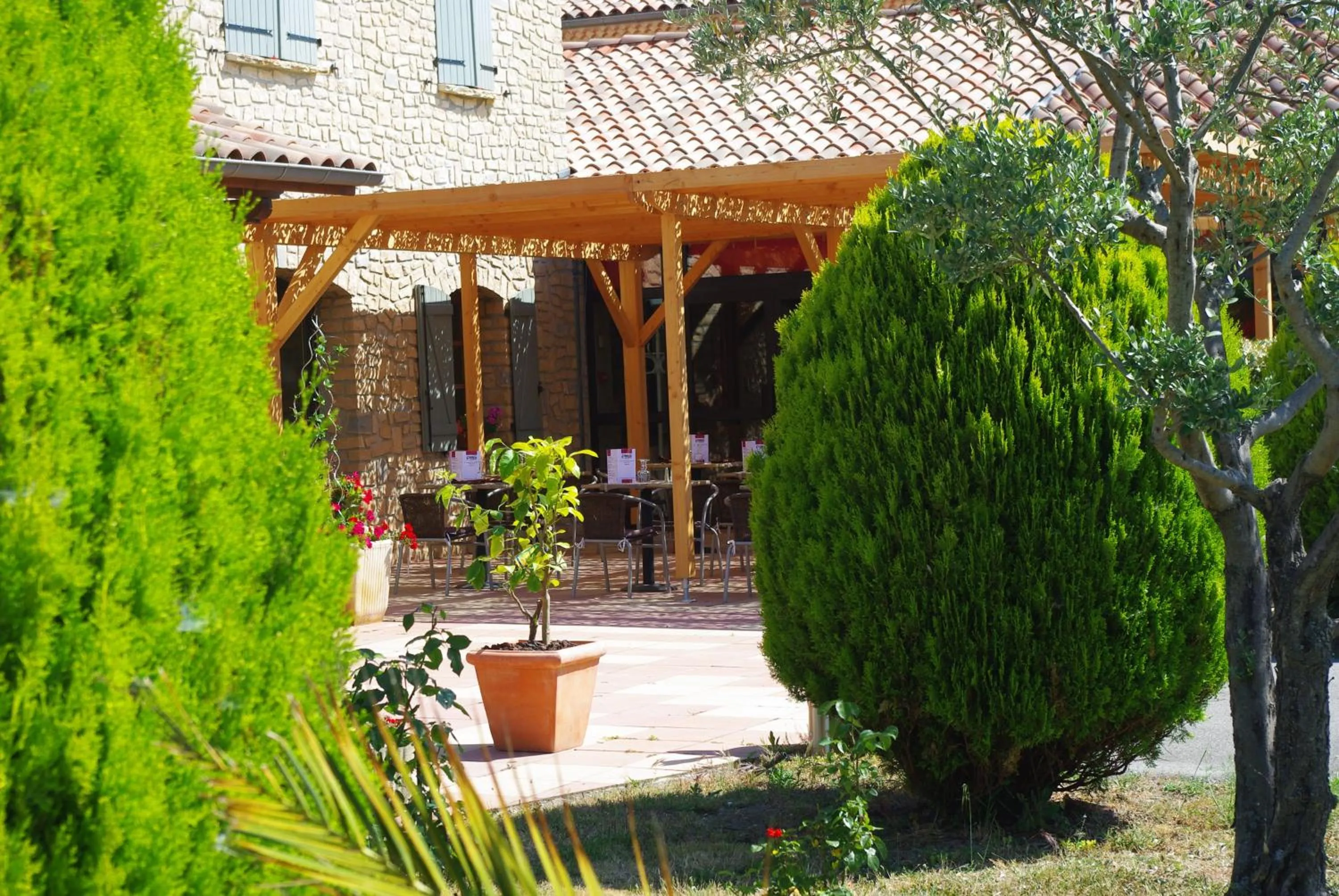 Facade/entrance in Hôtel et Restaurant Logis Le Mas de Mon Père