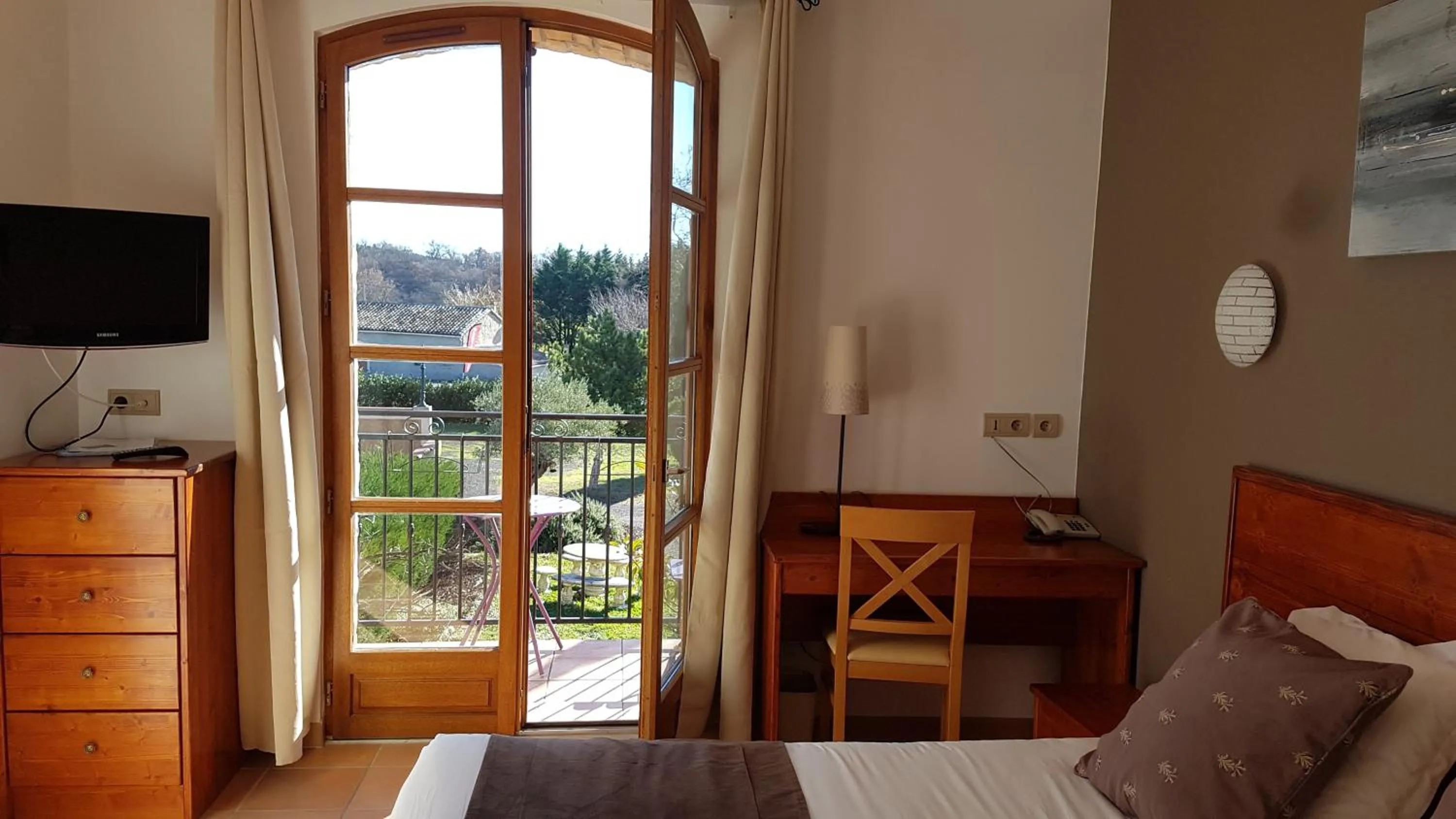 Shower, Bed in Hôtel et Restaurant Logis Le Mas de Mon Père