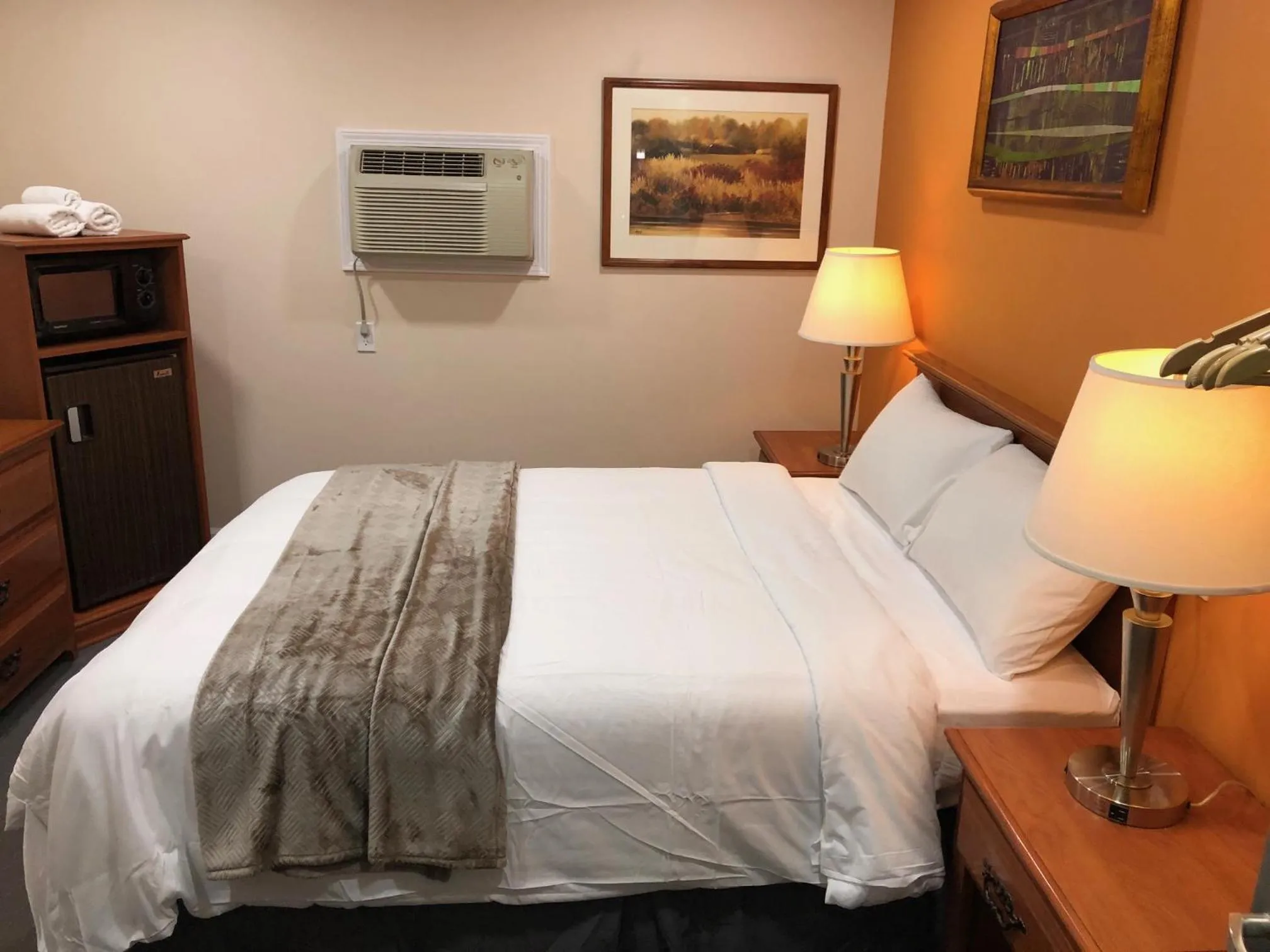 Bedroom, Bed in Howard Johnson by Wyndham Ridgecrest, CA