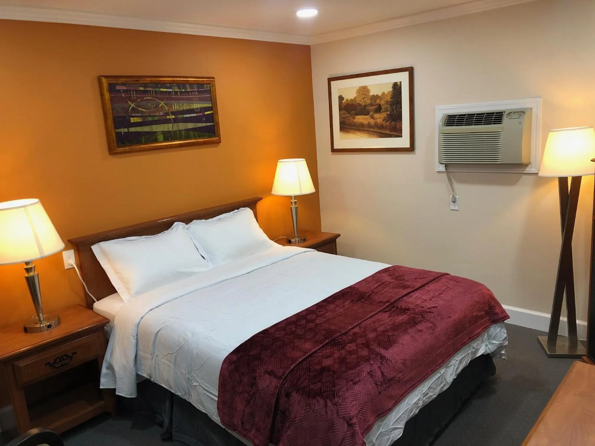 Bed in Howard Johnson by Wyndham Ridgecrest, CA