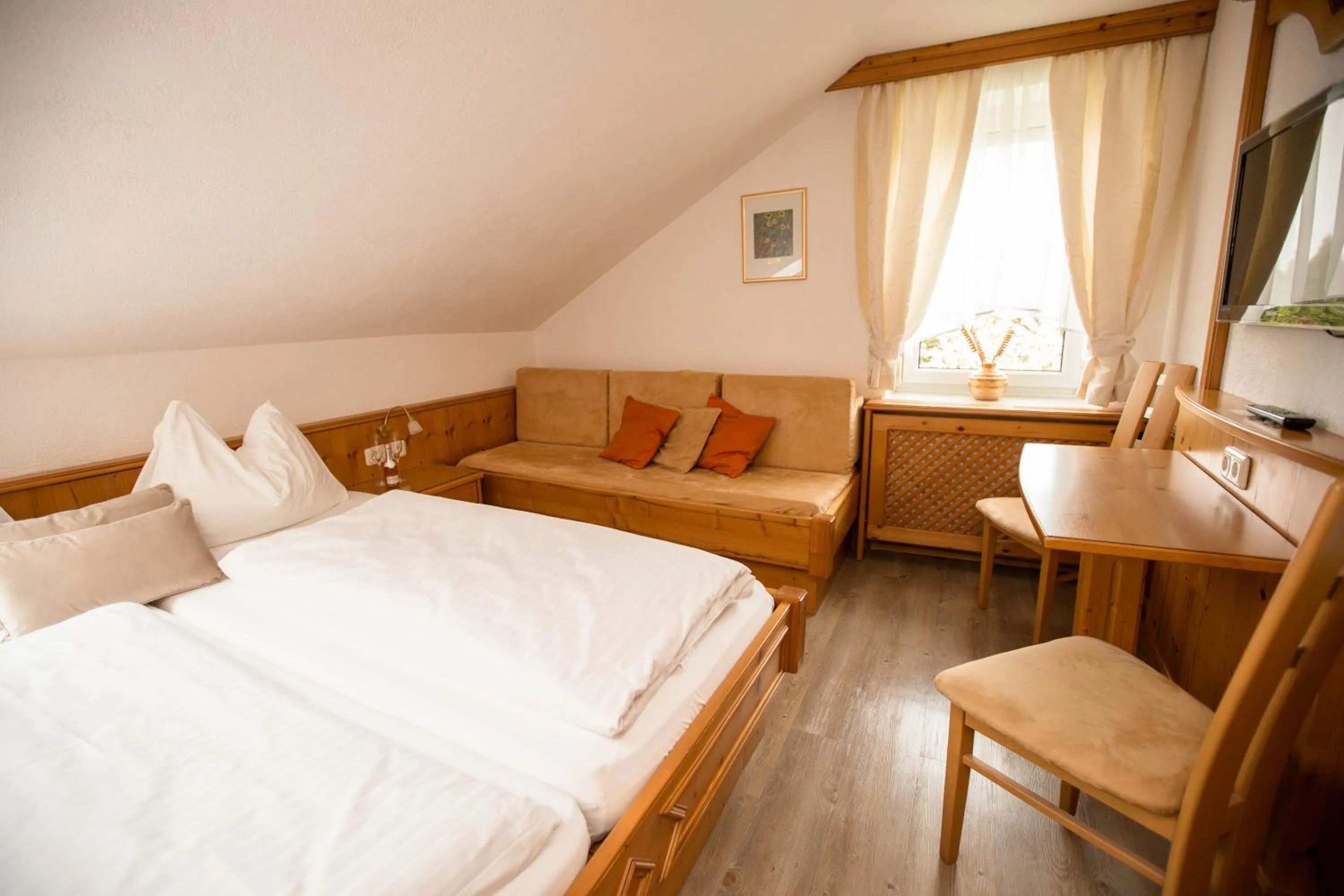 Photo of the whole room, Bed in Pension Knoll