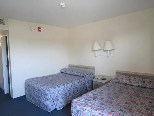 Econo Lodge Inn & Suites