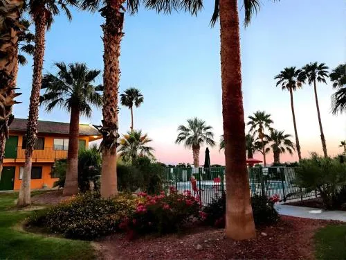 Econo Lodge Inn & Suites