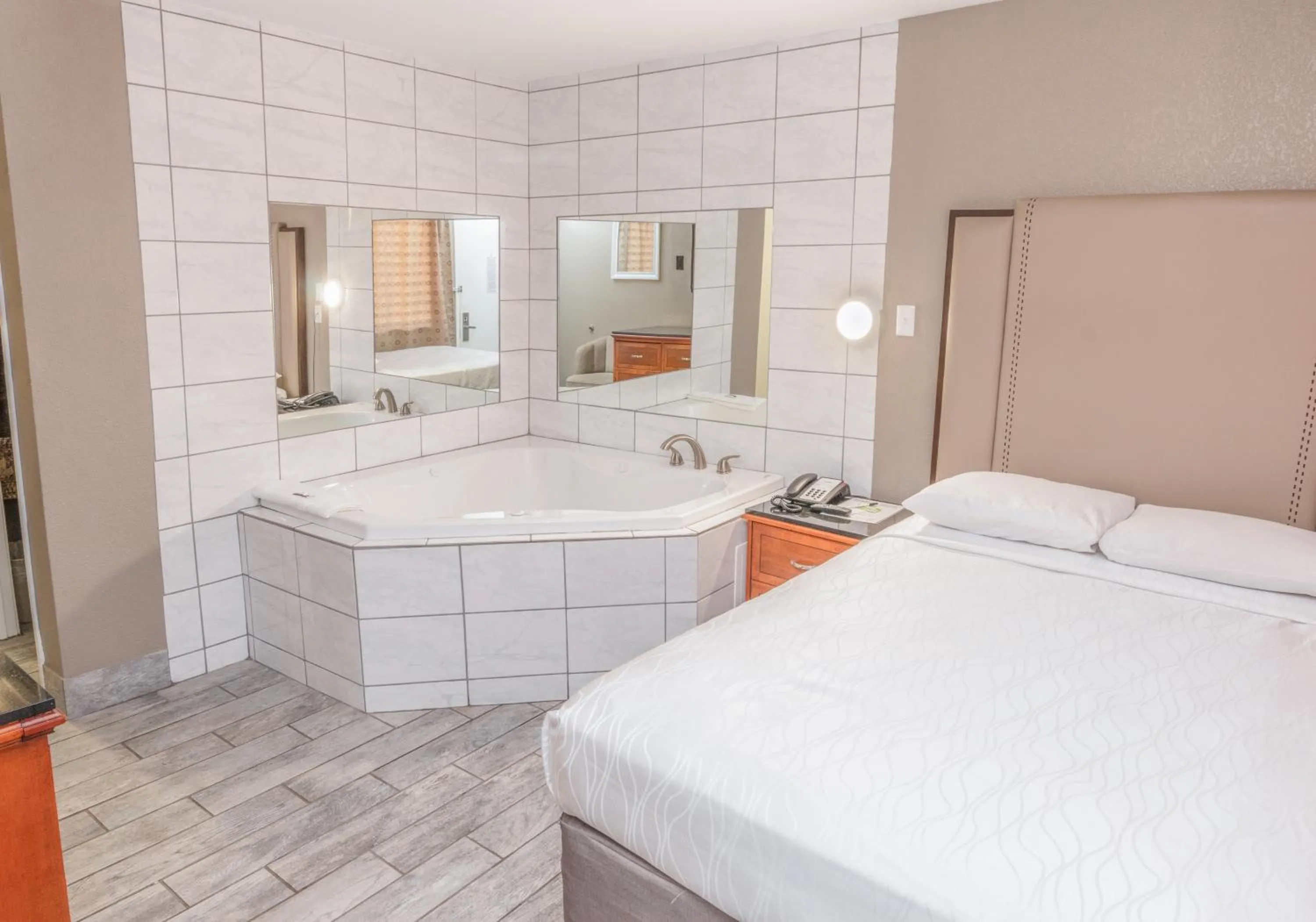 Bed in Budgetel Inn & Suites