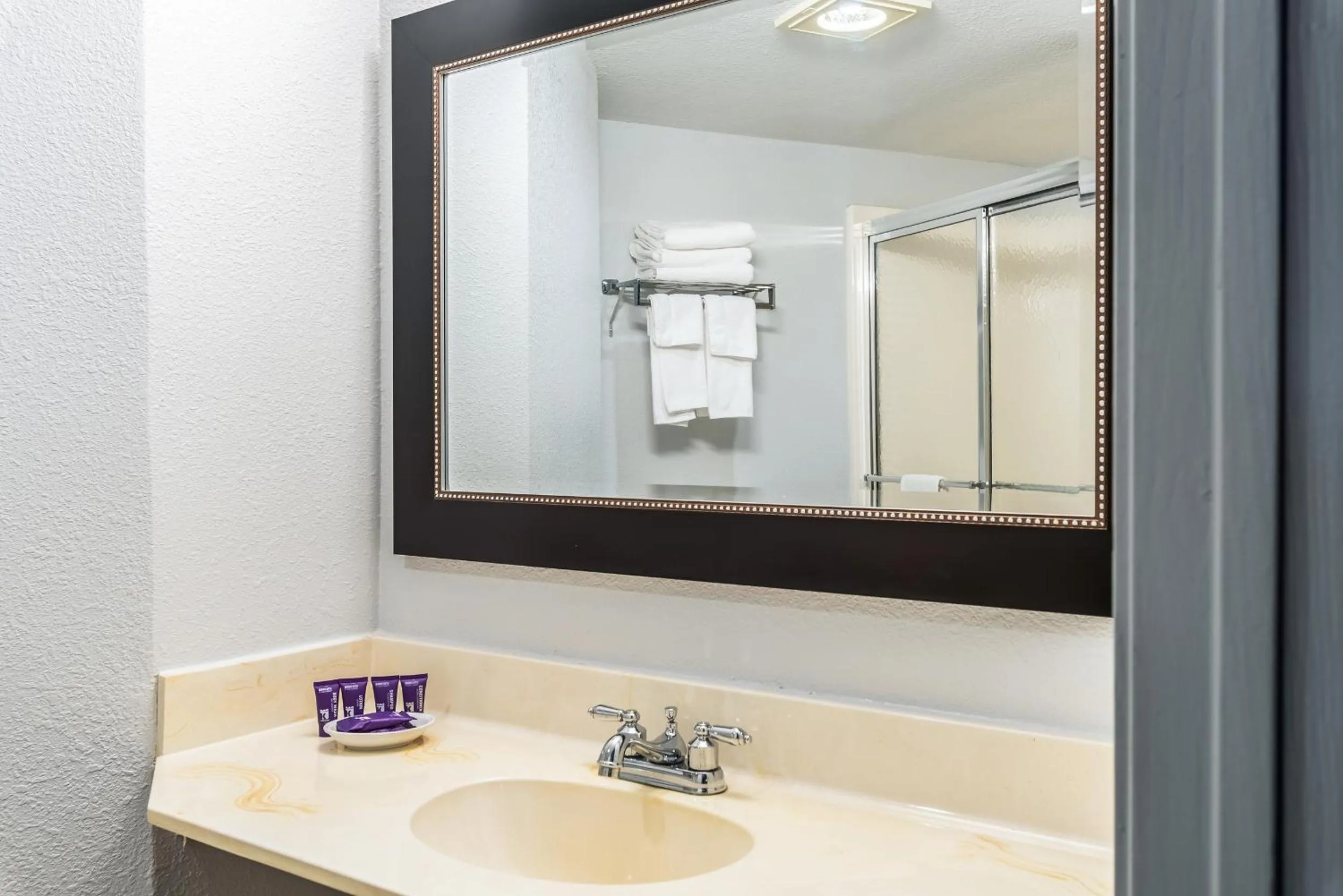 Bathroom in Americas Best Value Inn Searcy