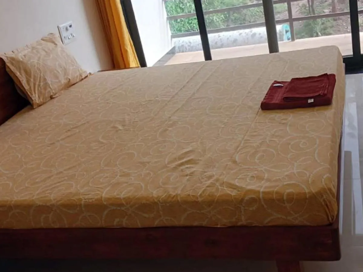 Deluxe Double Room with Balcony in Hiran Holidays