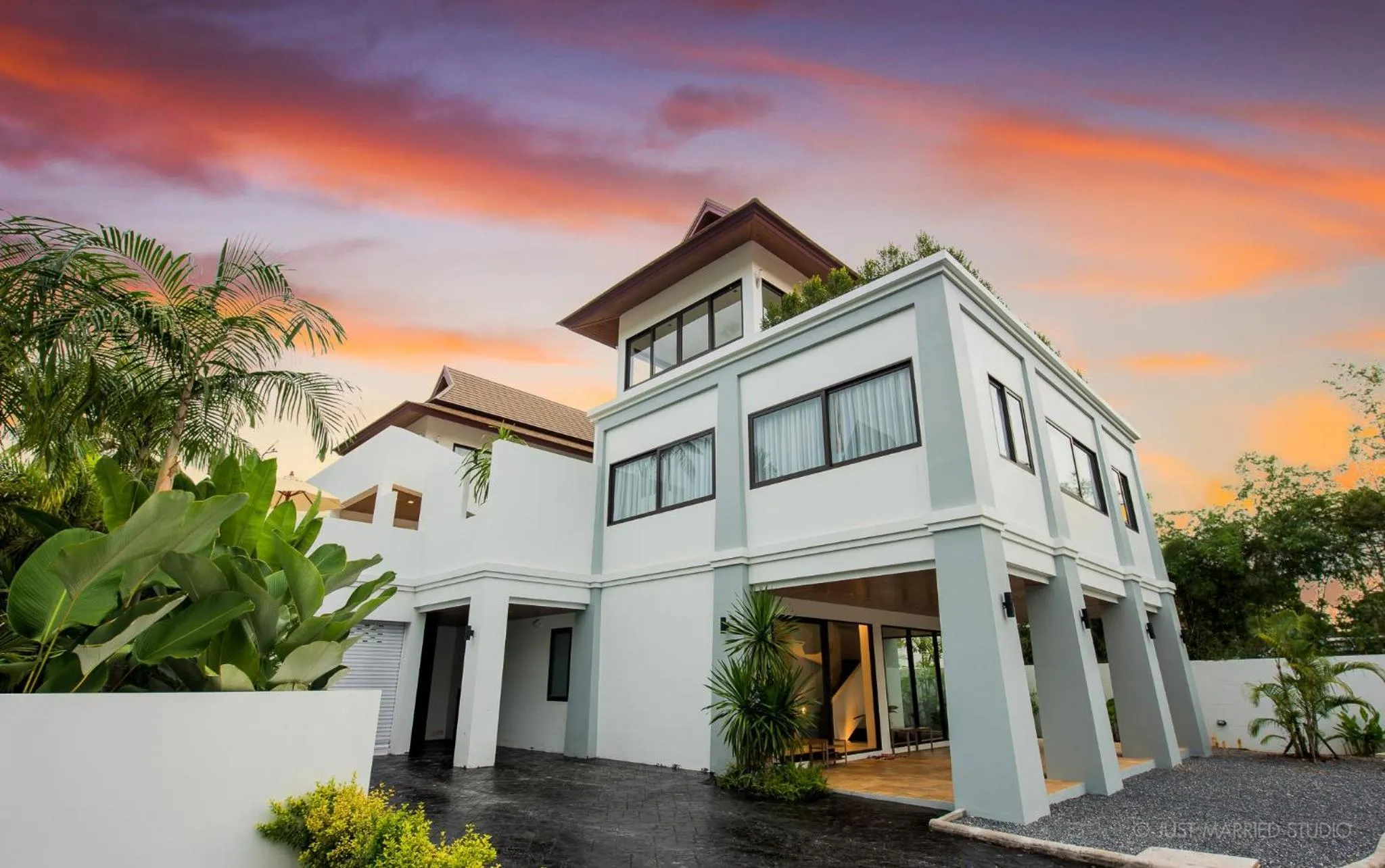 Property building in Penthouse Savoye