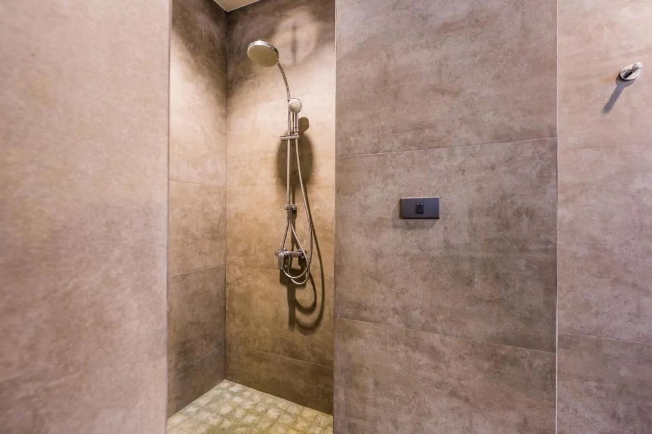 Shower in Penthouse Savoye