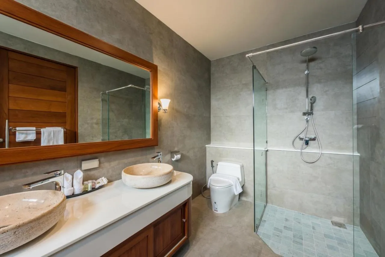 Shower in Penthouse Savoye