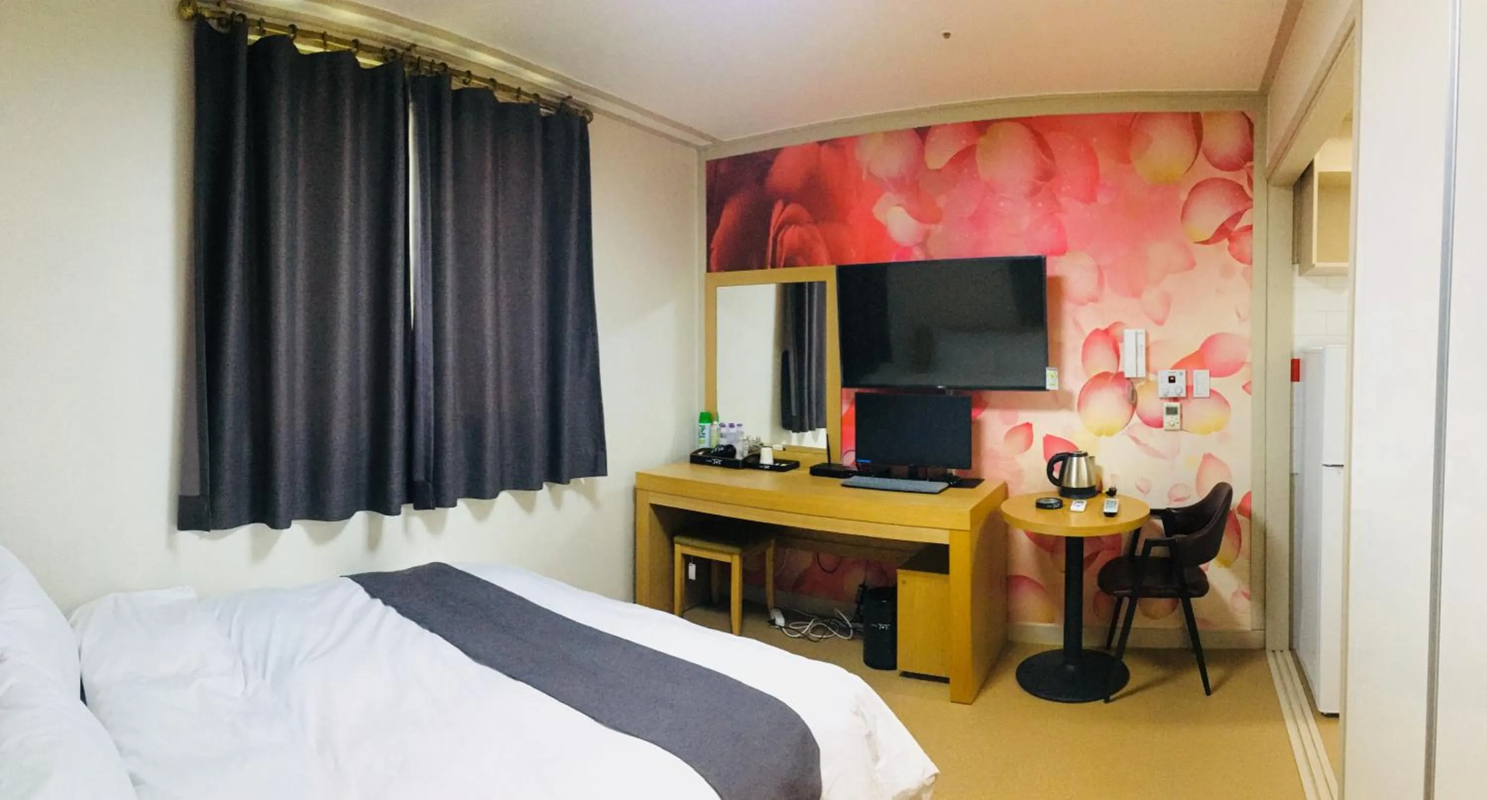 Bedroom, Bed in Hotel Joy near Camp Humphres