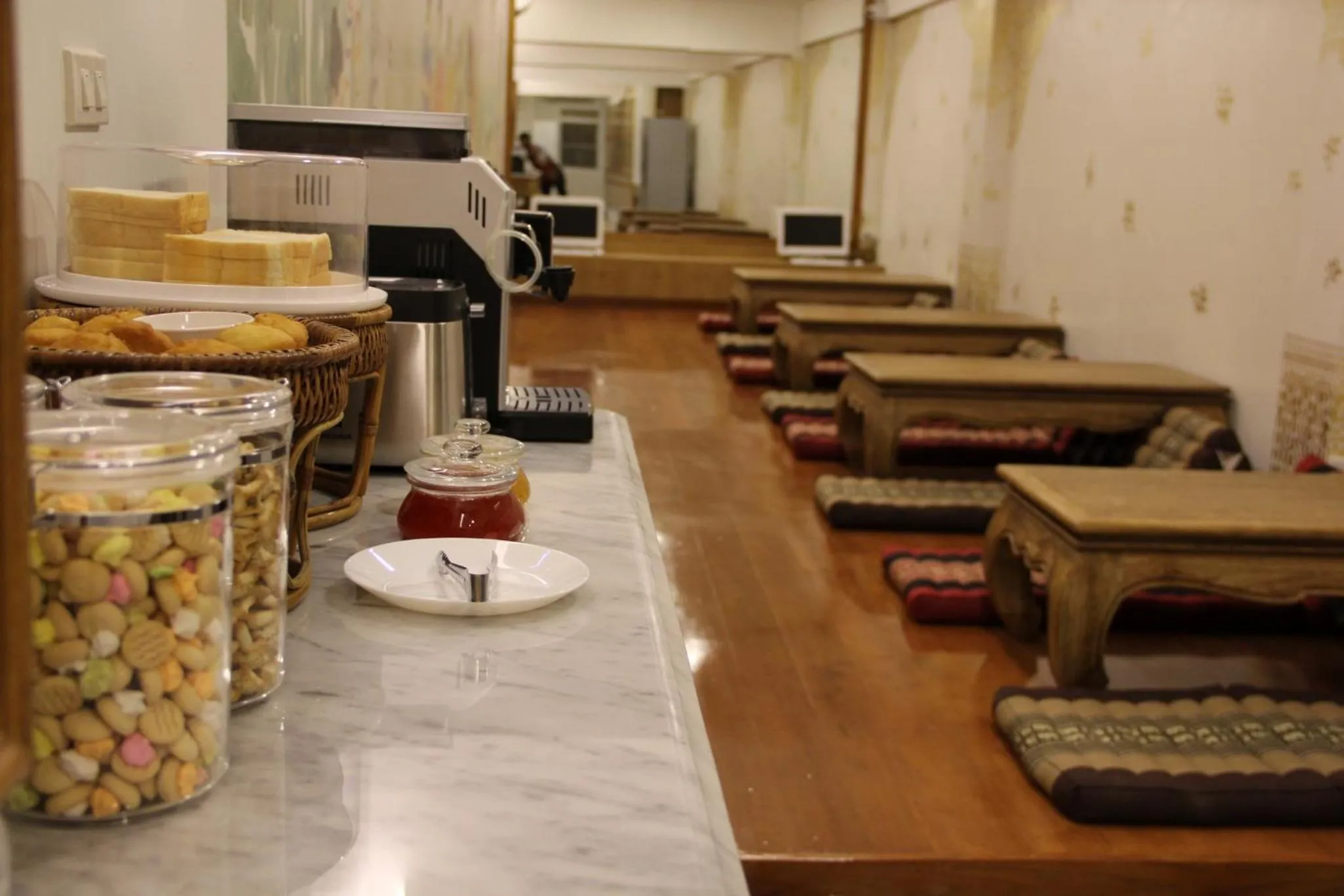 Communal lounge/ TV room in Mariya Lady Hostel Suvarnabhumi Airport