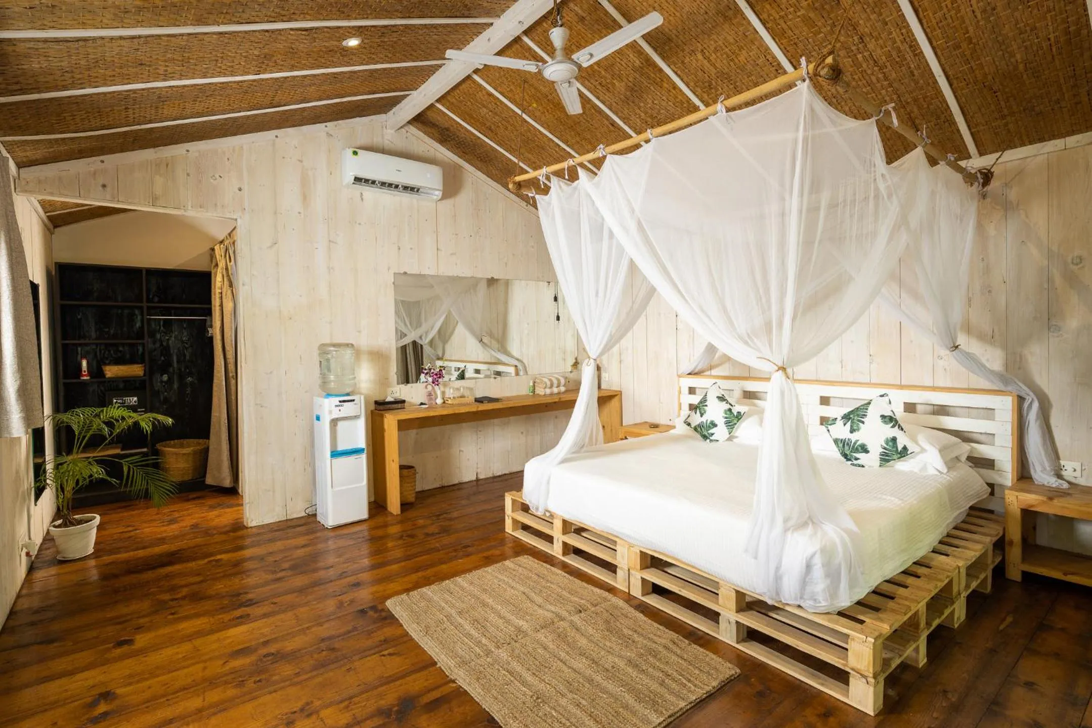 Photo of the whole room, Bed in Palm Forest Palolem