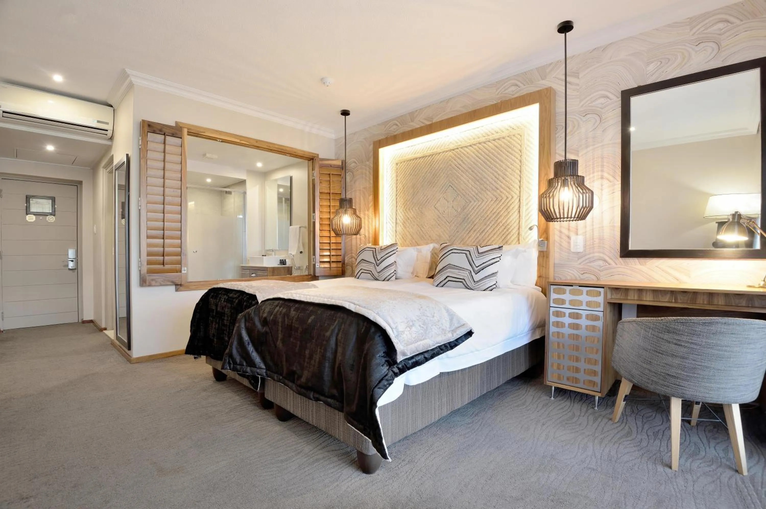 Photo of the whole room, Bed in Windhoek Country Club Resort