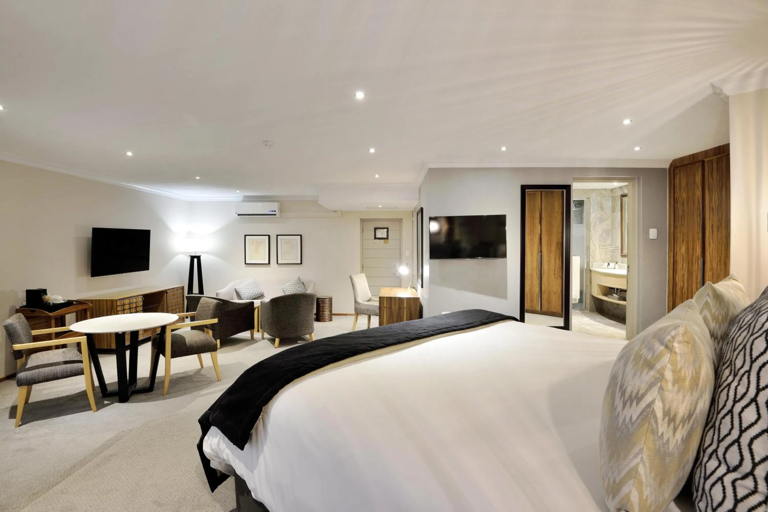 Photo of the whole room, Bed in Windhoek Country Club Resort