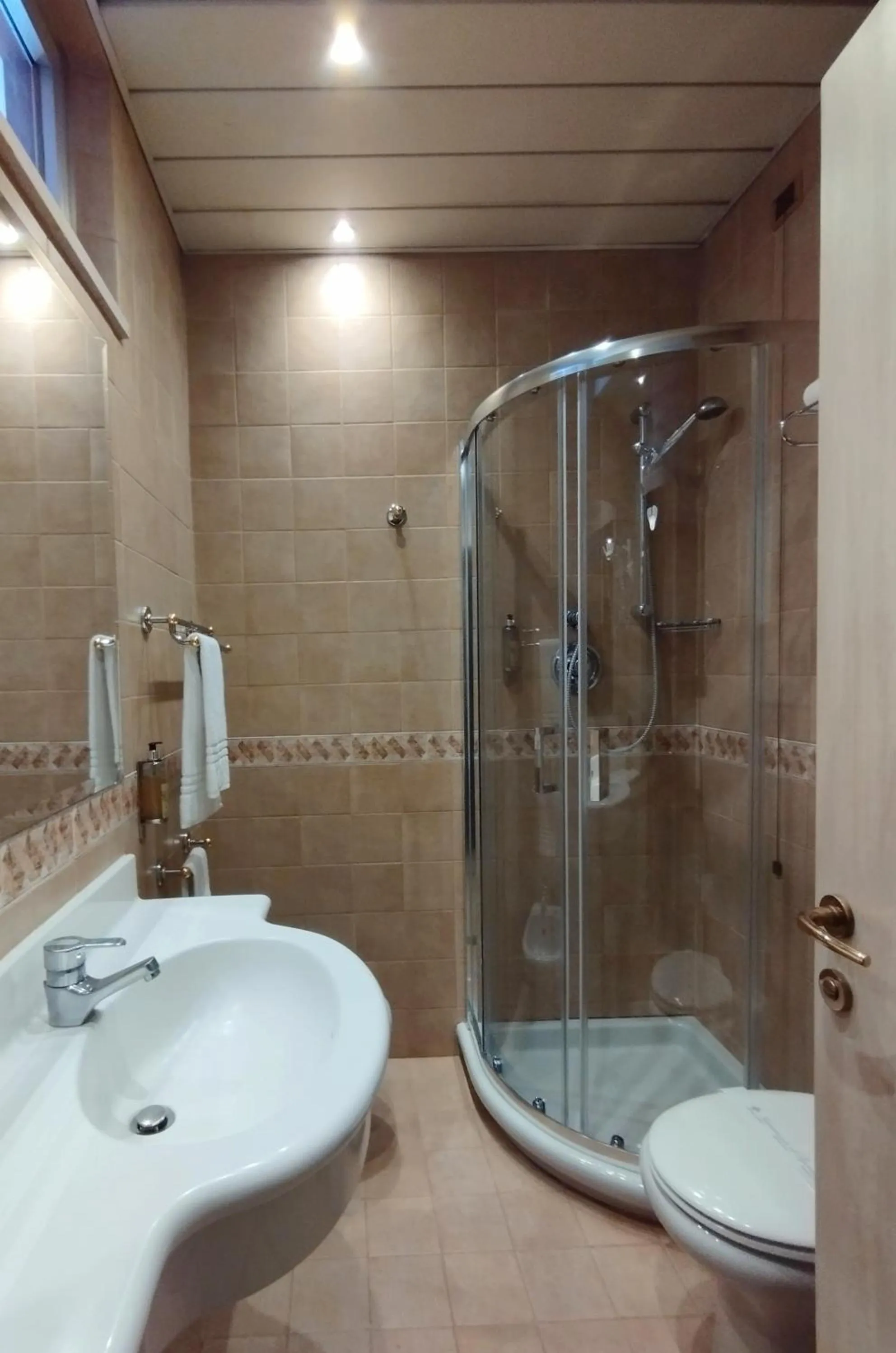 Shower in Hotel Promenade