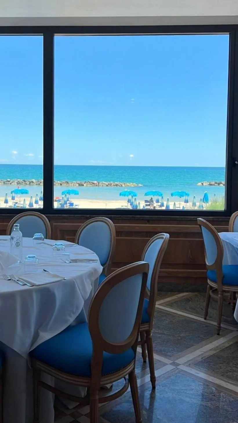 Restaurant/places to eat in Hotel Promenade