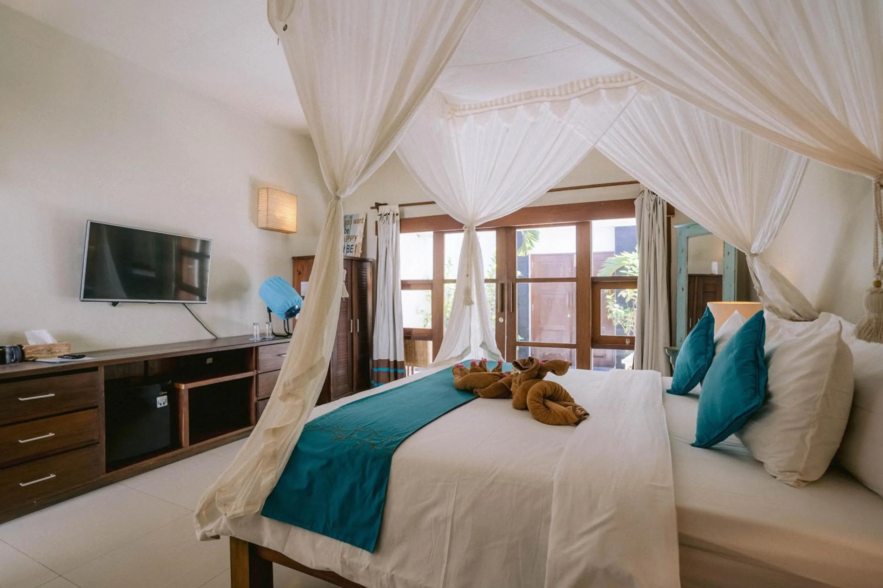 Bedroom, Bed in Tír na nÓg Beachfront Resort