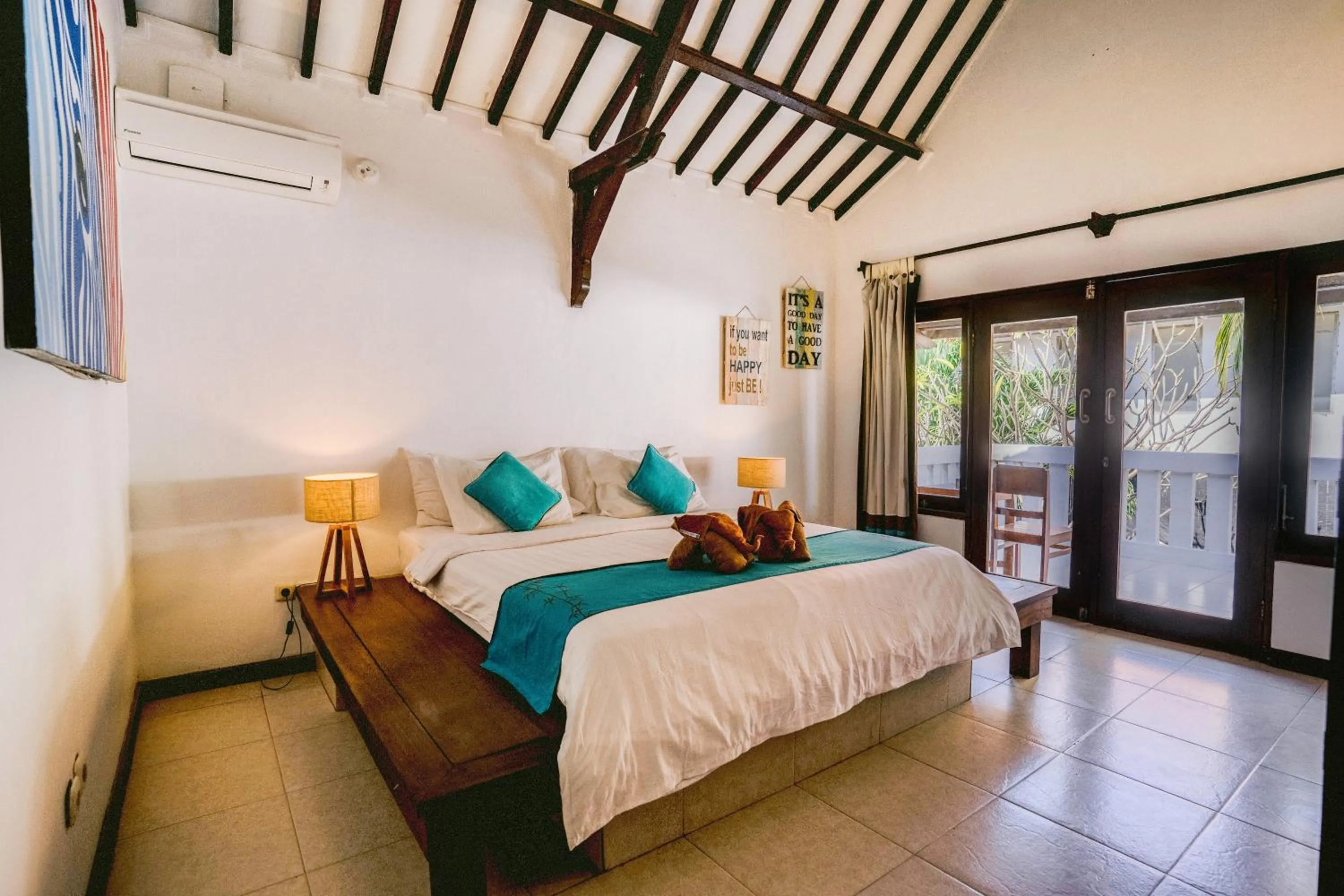 Bedroom, Bed in Tír na nÓg Beachfront Resort